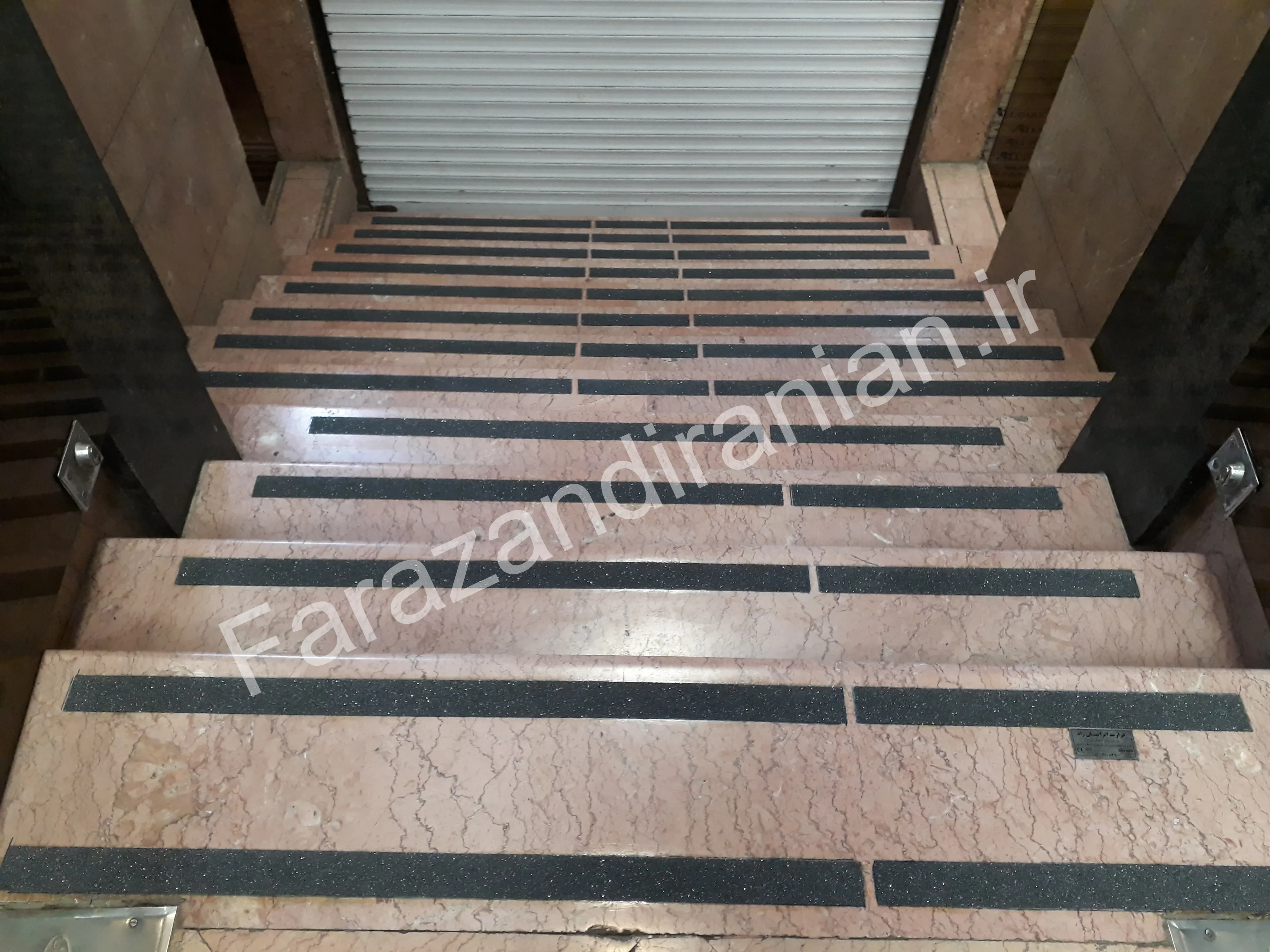 تصویر ۶ از اجرای نوار ضد لغزش در مجتمع موبایل مشهد