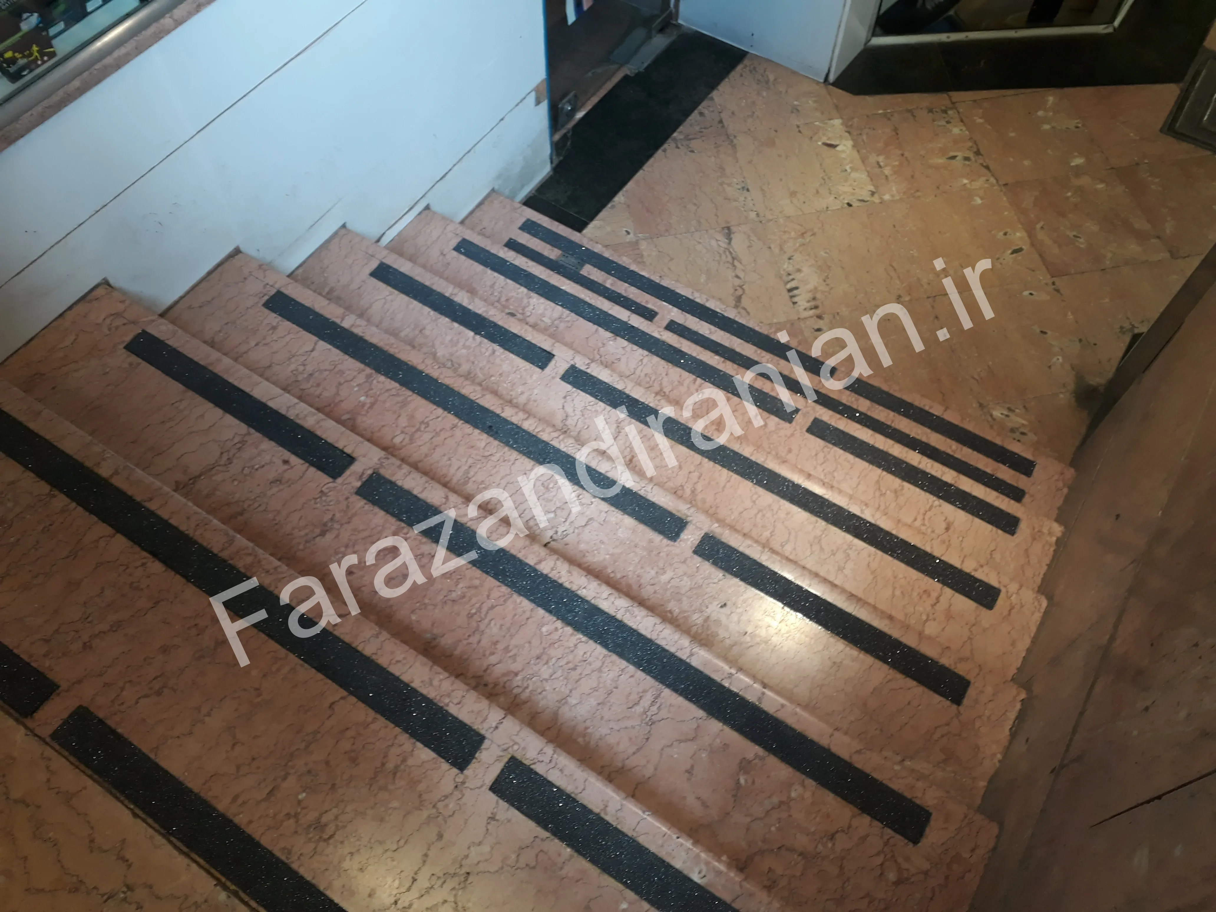 تصویر ۸ از اجرای نوار ضد لغزش در مجتمع موبایل مشهد