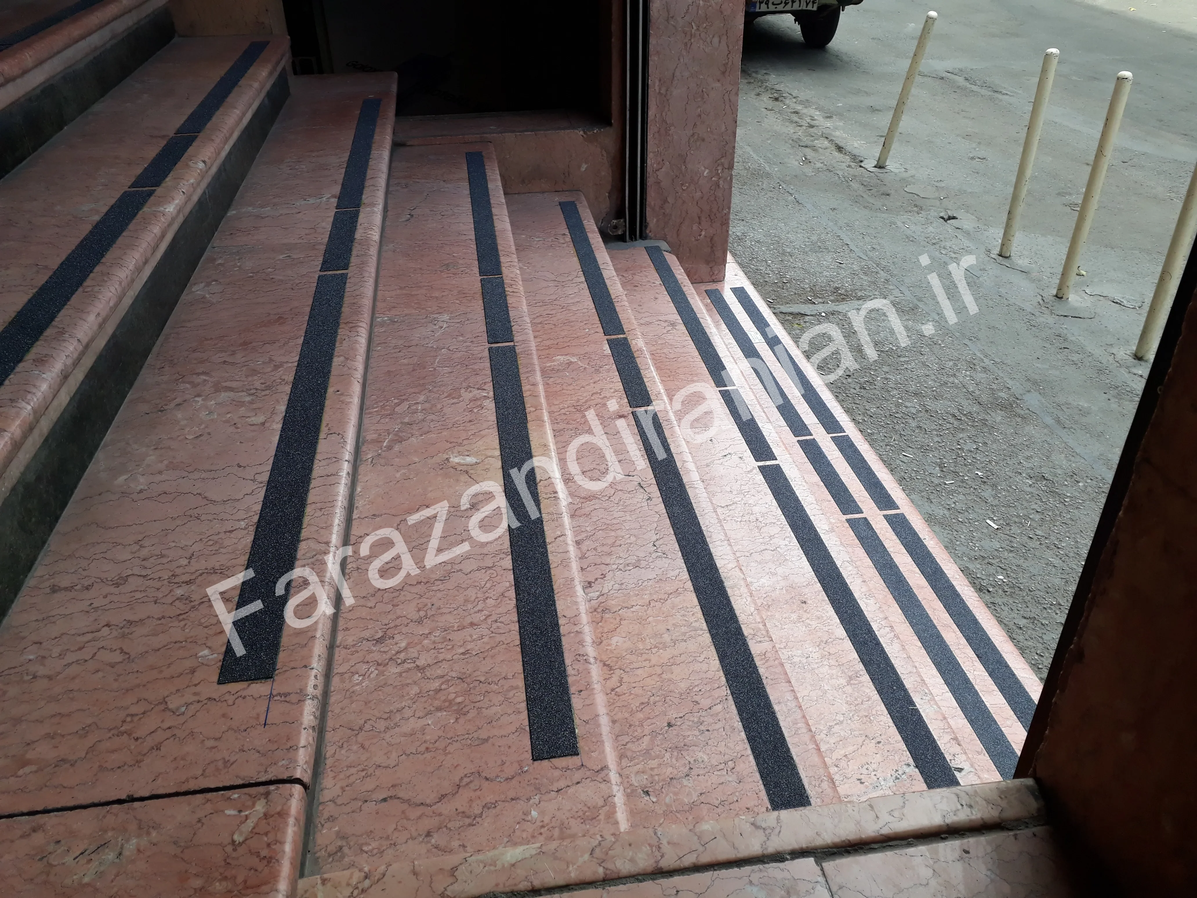 تصویر ۹ از اجرای نوار ضد لغزش در مجتمع موبایل مشهد