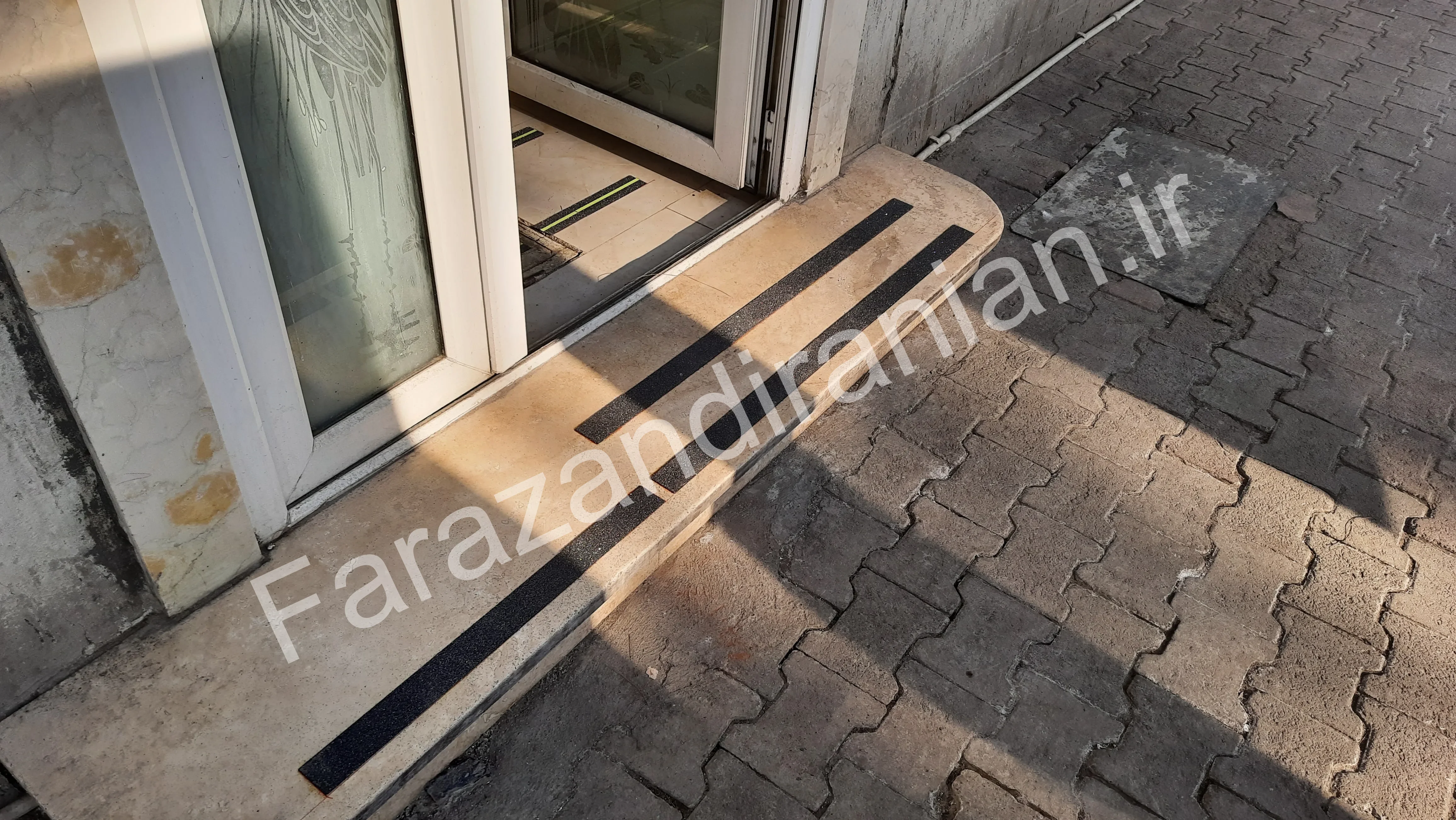 تصویر ۱۲ از اجرای نوار ضد لغزش در نیروگاه مشهد