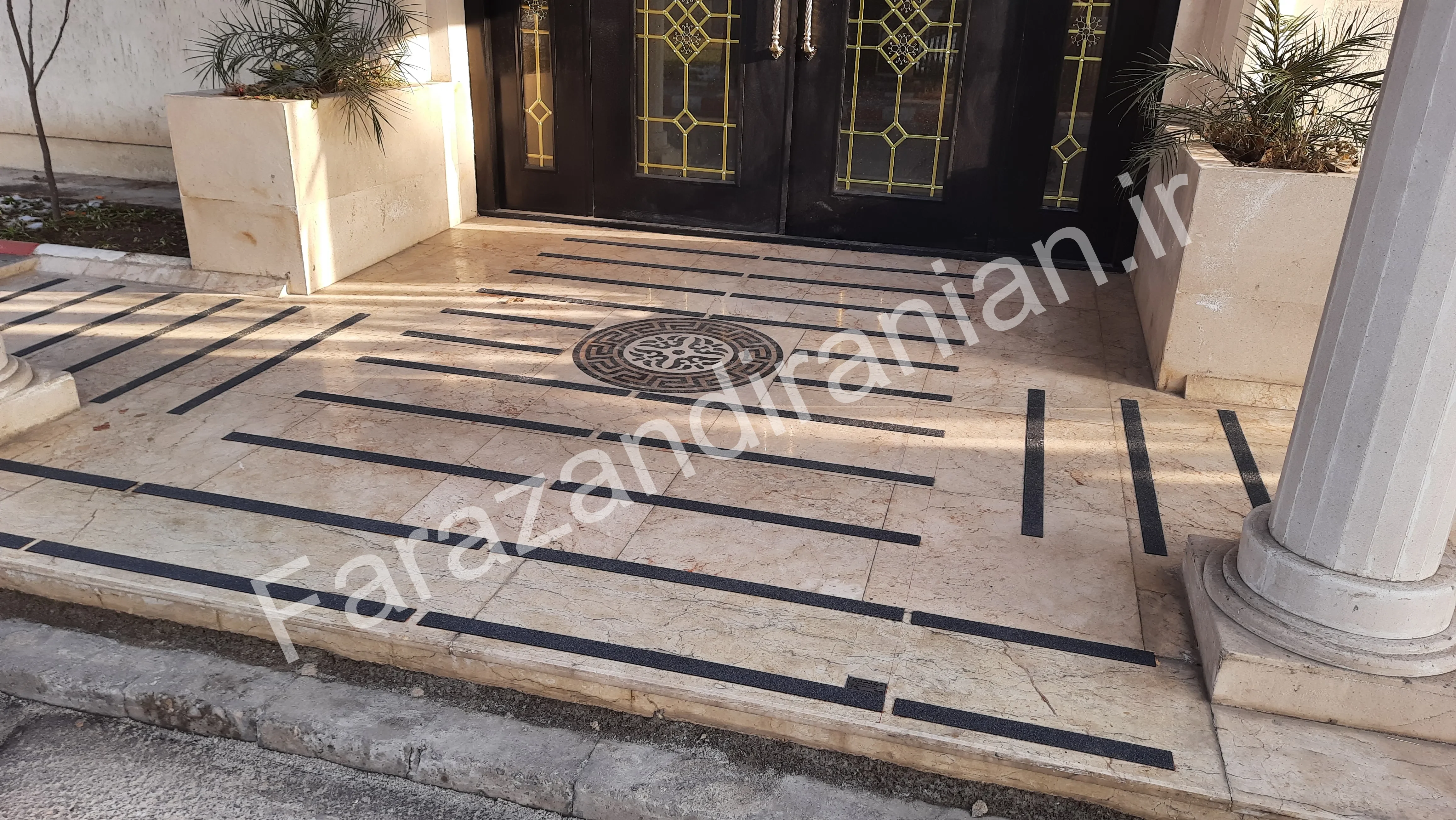 تصویر ۱۳ از اجرای نوار ضد لغزش در نیروگاه مشهد