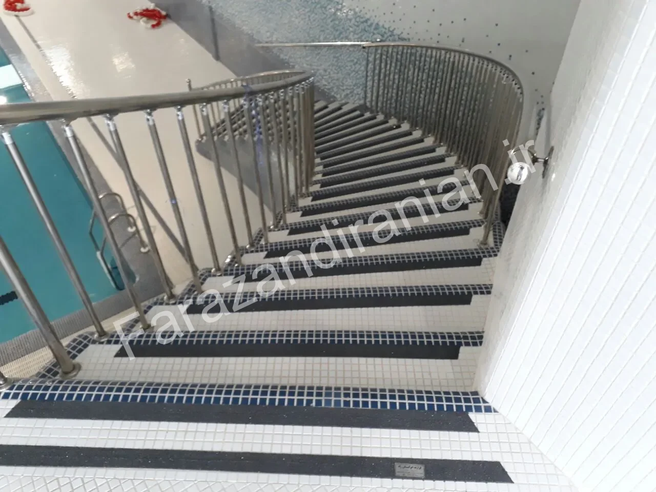تصویر ۲ از اجرای نوار ضد لغزش در استخر کارگران مشهد
