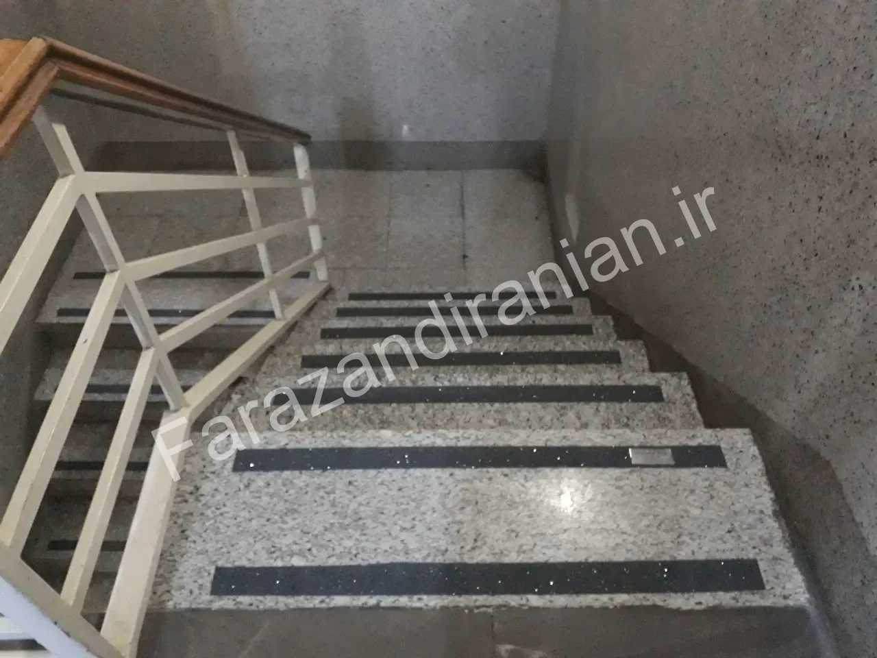 تصویر ۲ از اجرای نوار ضد لغزش در شعبه مرکزی بانک مسکن مشهد