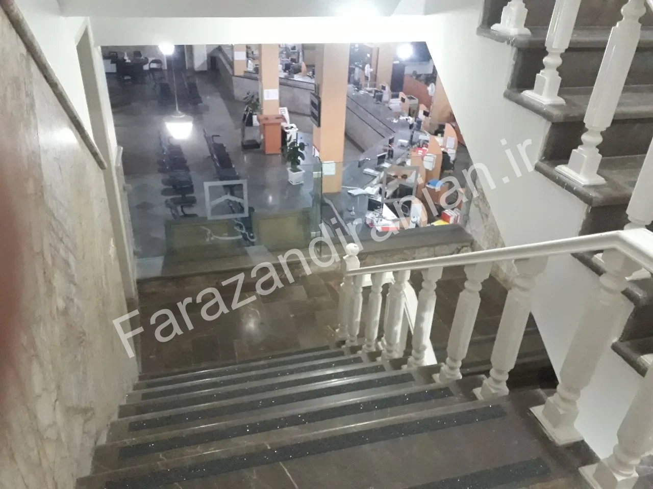 تصویر ۳ از اجرای نوار ضد لغزش در شعبه مرکزی بانک مسکن مشهد