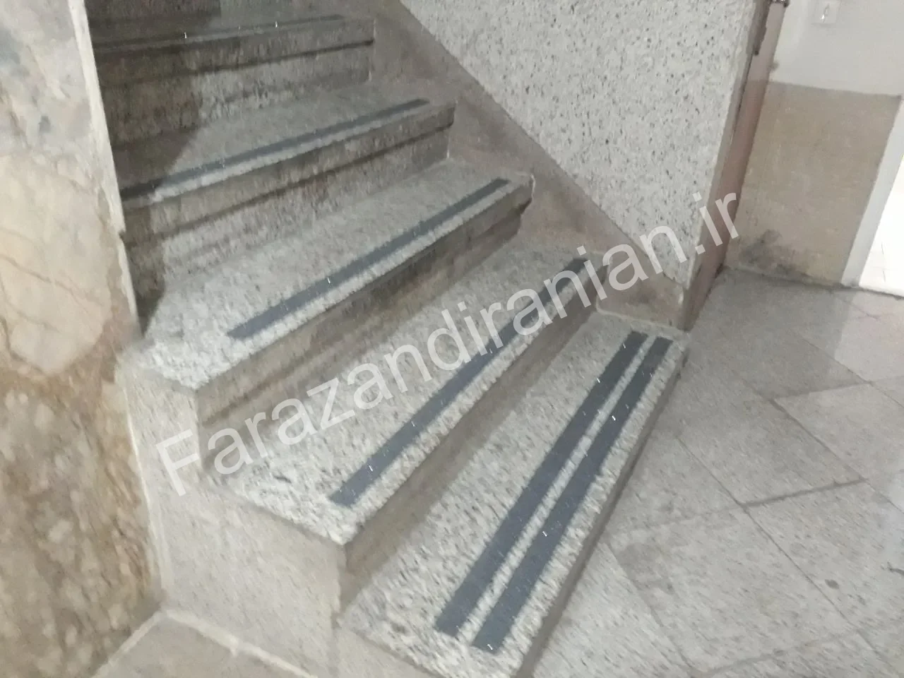 تصویر ۴ از اجرای نوار ضد لغزش در شعبه مرکزی بانک مسکن مشهد