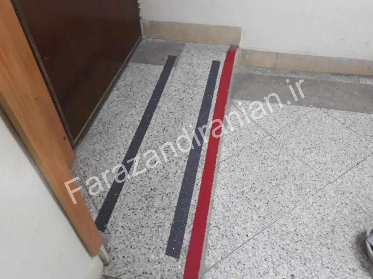 تصویر ۵ از اجرای نوار ضد لغزش در شعبه مرکزی بانک مسکن مشهد