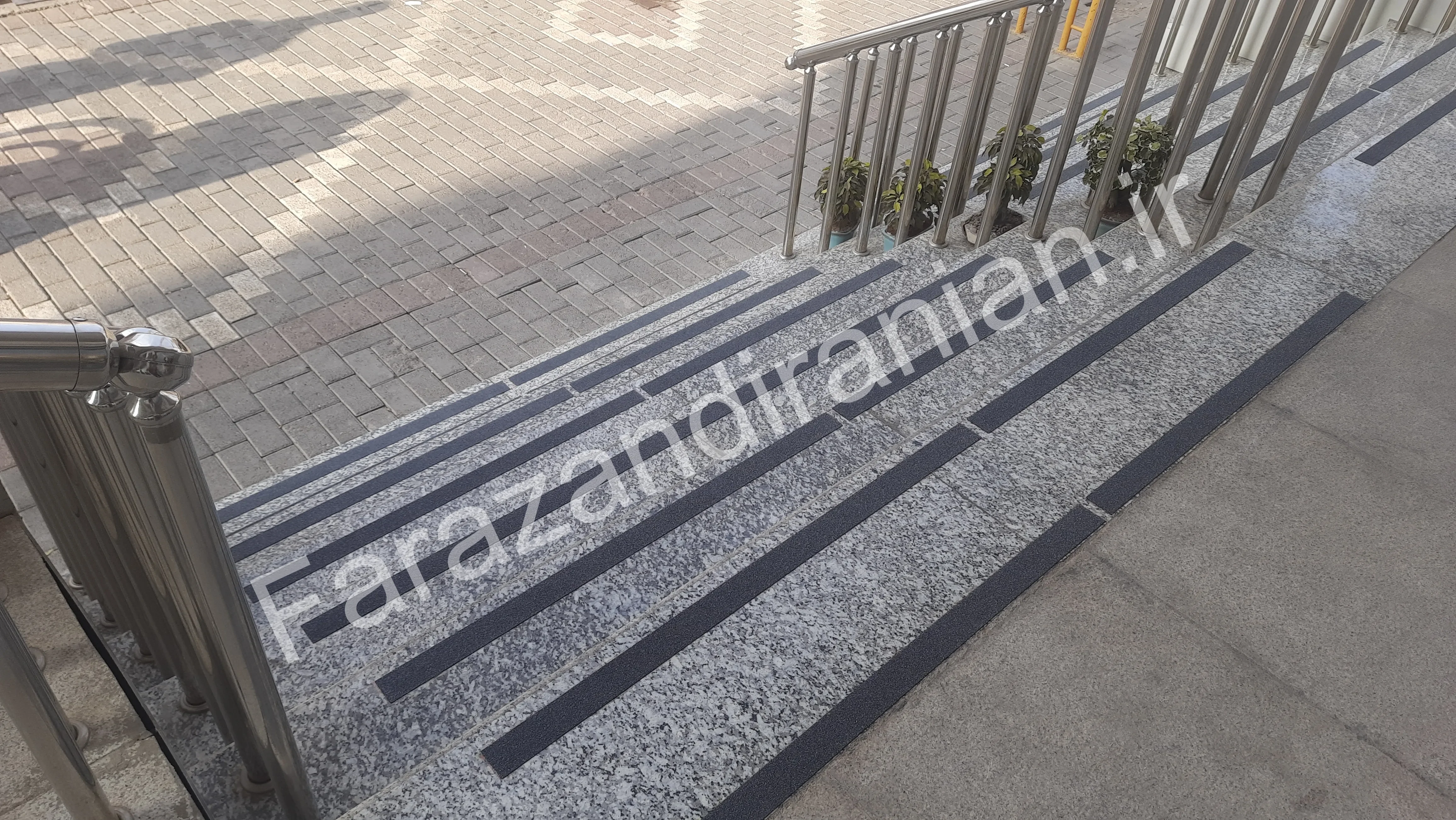 تصویر ۶ از اجرای نوار ضد لغزش در شعبه مرکزی بانک مسکن مشهد