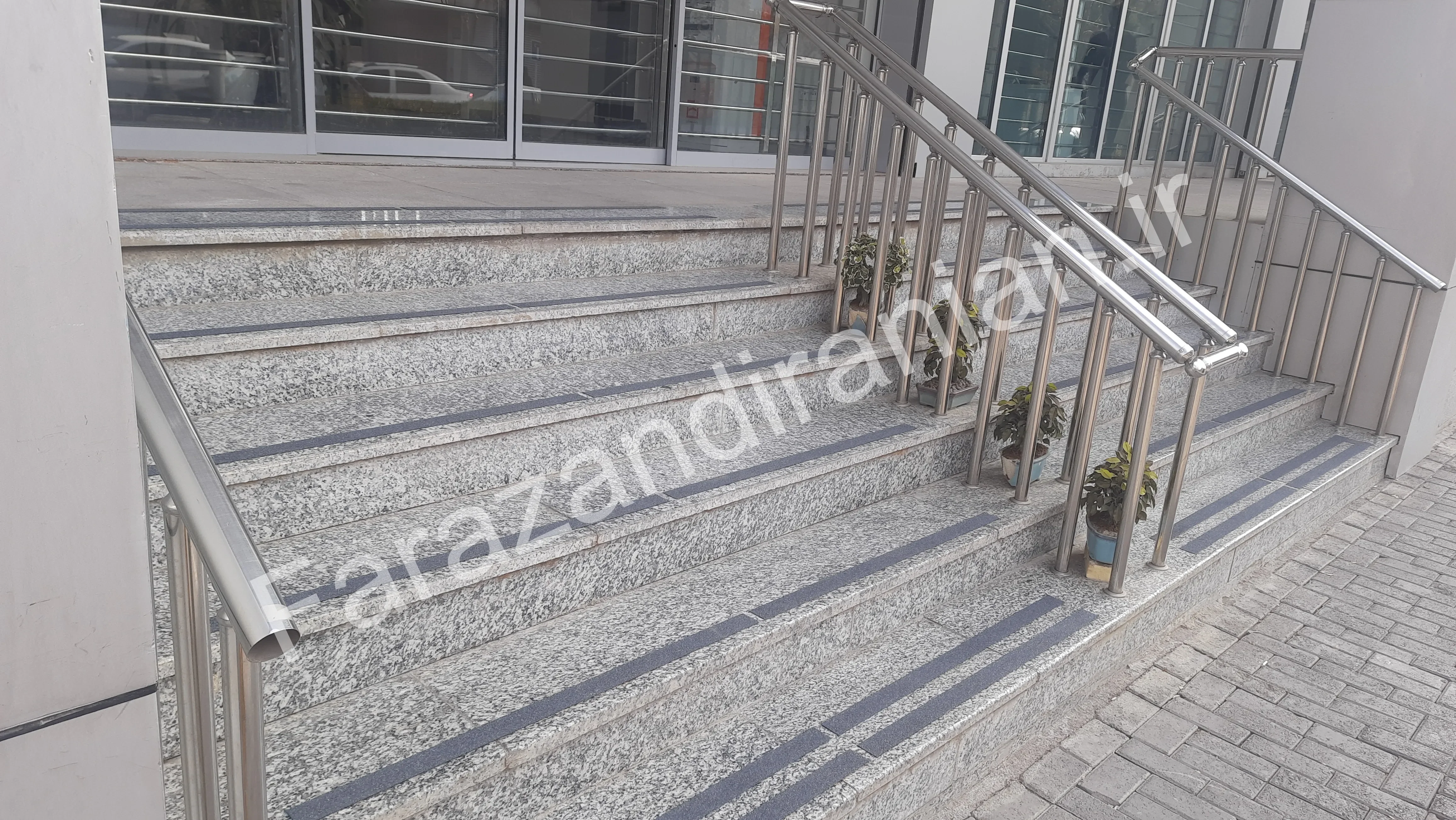 تصویر ۹ از اجرای نوار ضد لغزش در شعبه مرکزی بانک مسکن مشهد