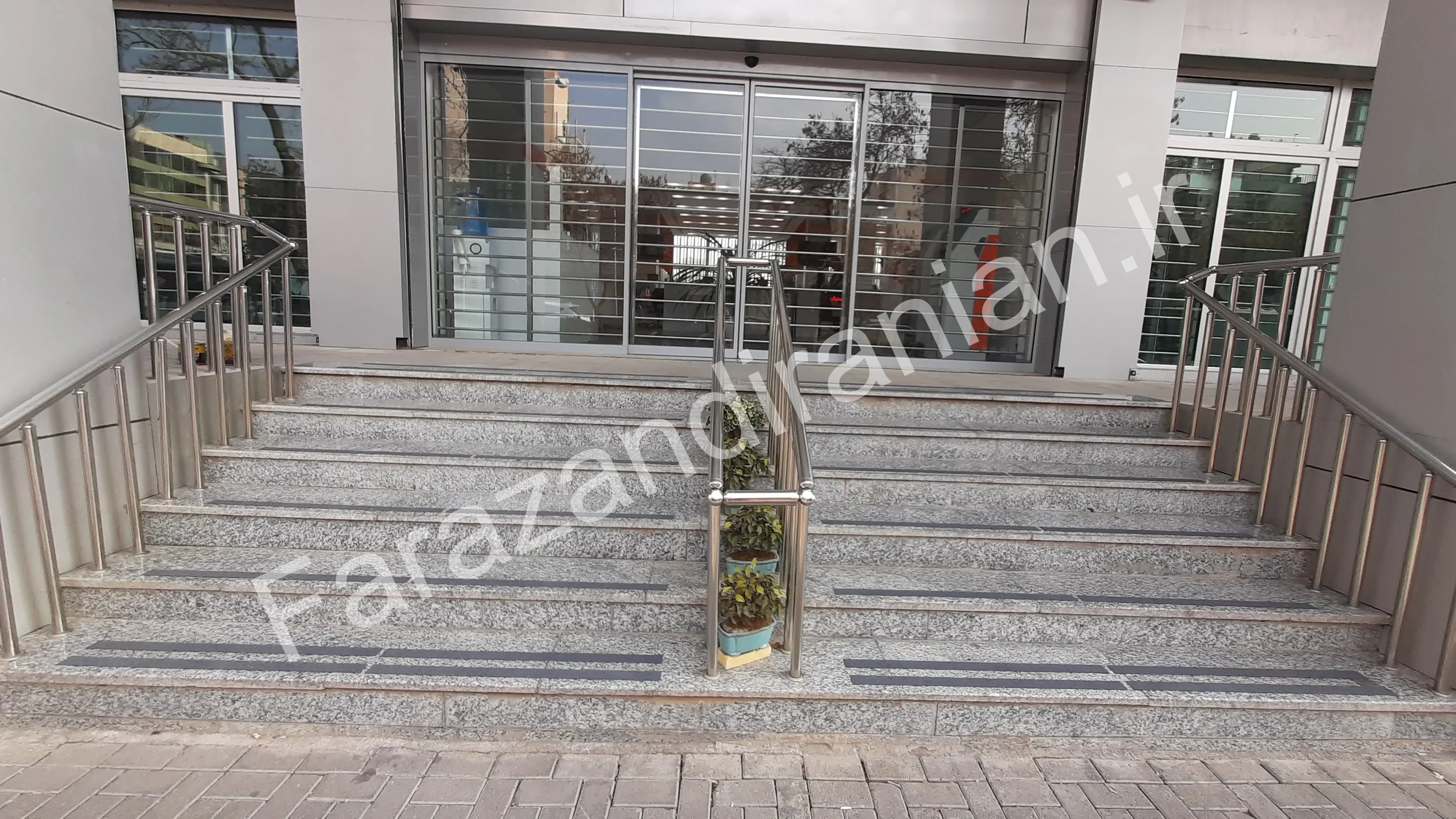 تصویر ۱۰ از اجرای نوار ضد لغزش در شعبه مرکزی بانک مسکن مشهد