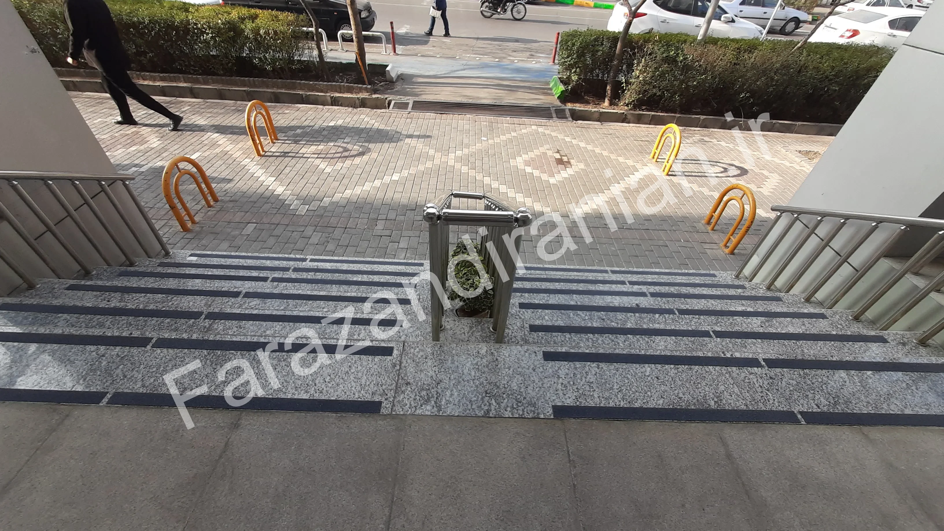 تصویر ۱۱ از اجرای نوار ضد لغزش در شعبه مرکزی بانک مسکن مشهد
