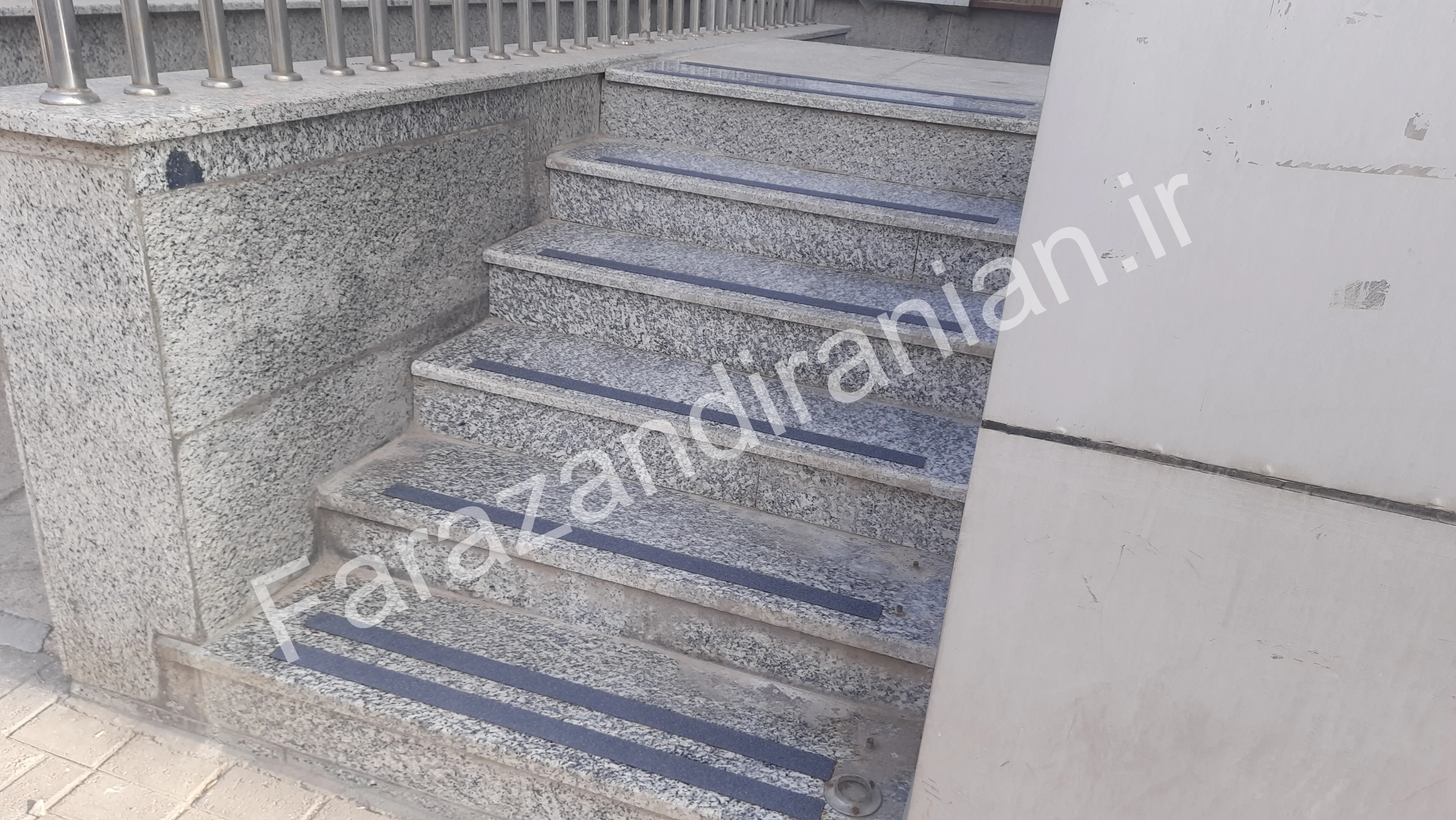 تصویر ۱۳ از اجرای نوار ضد لغزش در شعبه مرکزی بانک مسکن مشهد