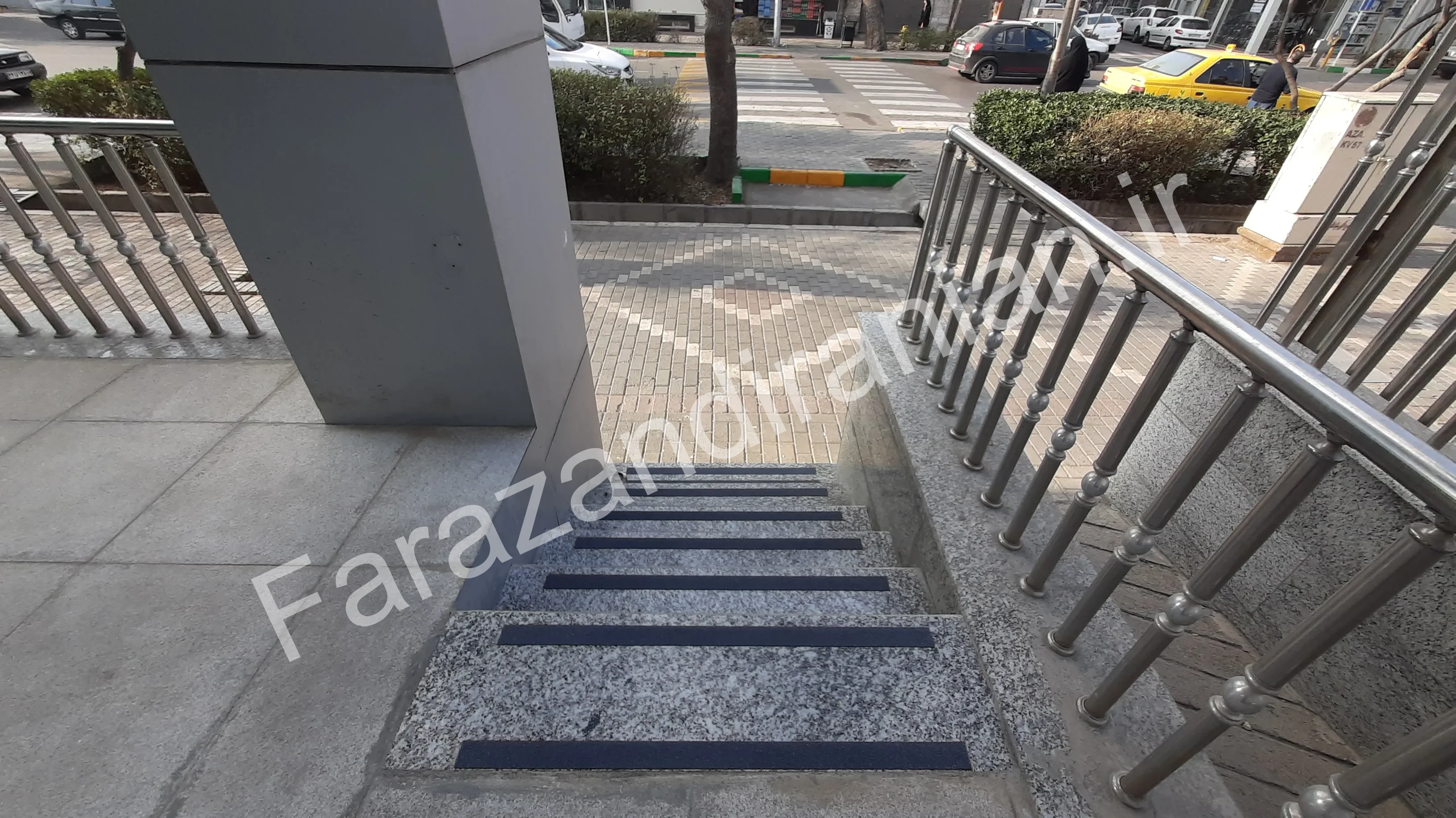 تصویر ۱۴ از اجرای نوار ضد لغزش در شعبه مرکزی بانک مسکن مشهد