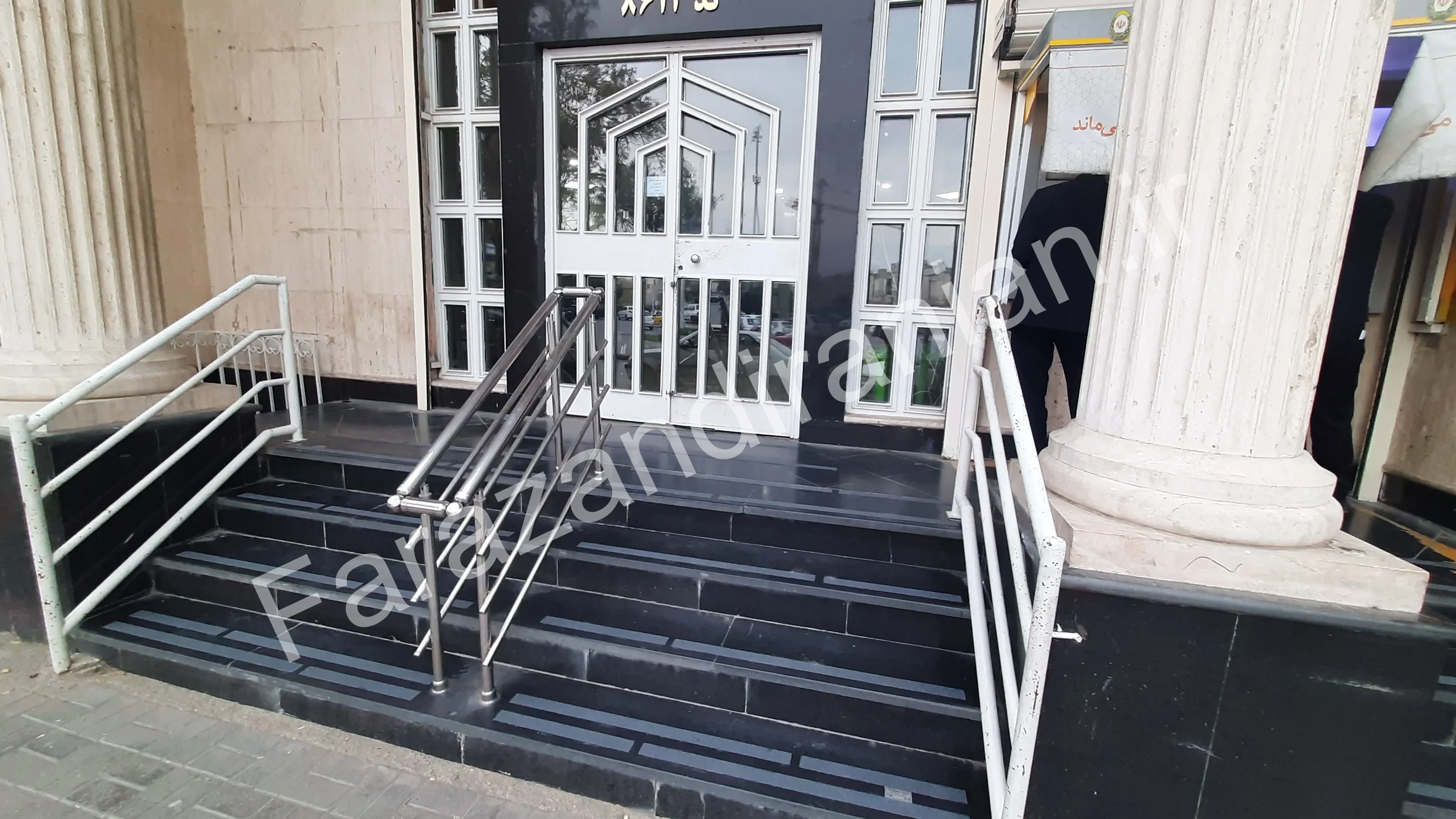 تصویر ۲ از اجرای نوار ضد لغزش در بانک ملی شعبه ابوطالب