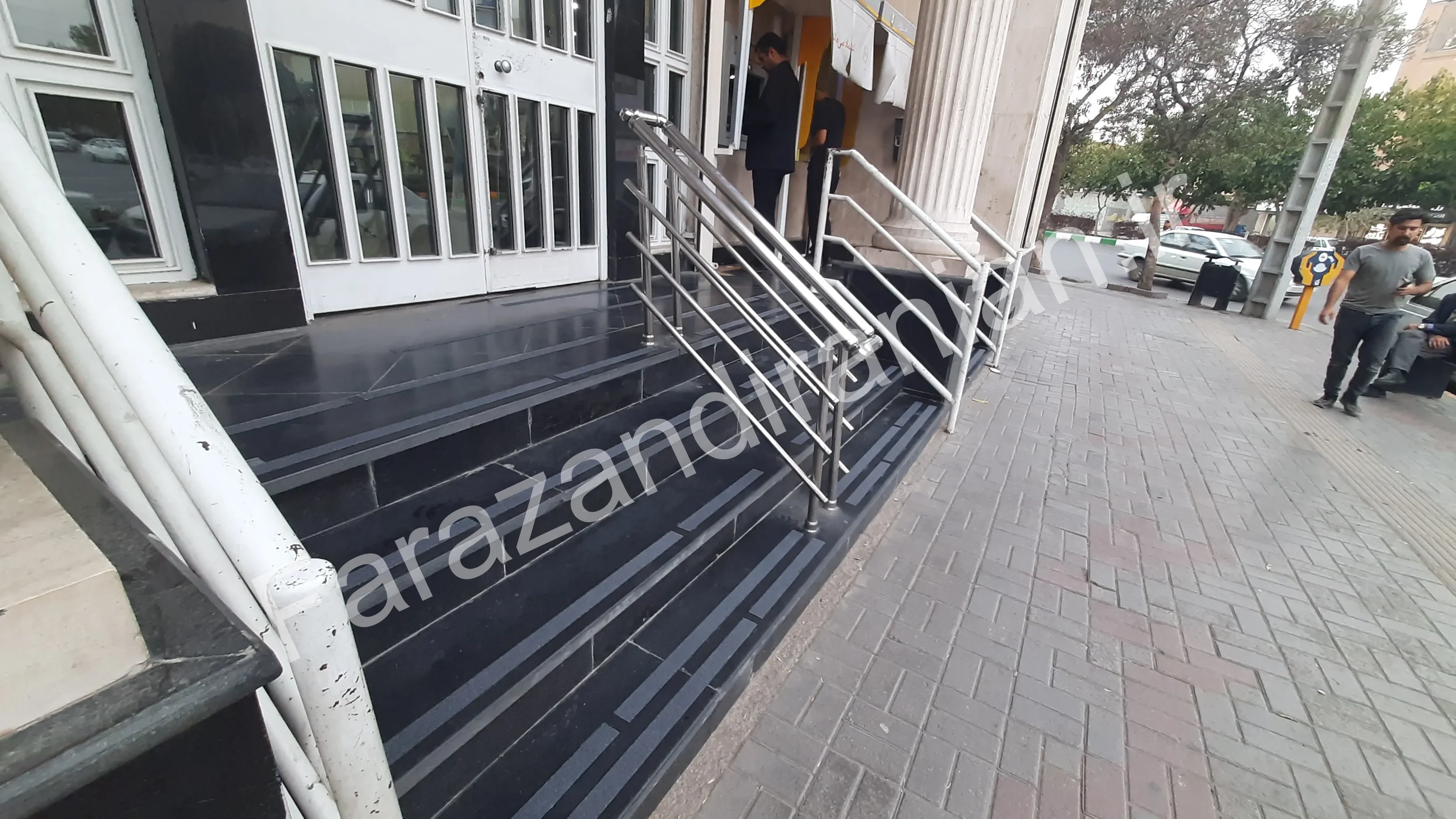 تصویر ۳ از اجرای نوار ضد لغزش در بانک ملی شعبه ابوطالب