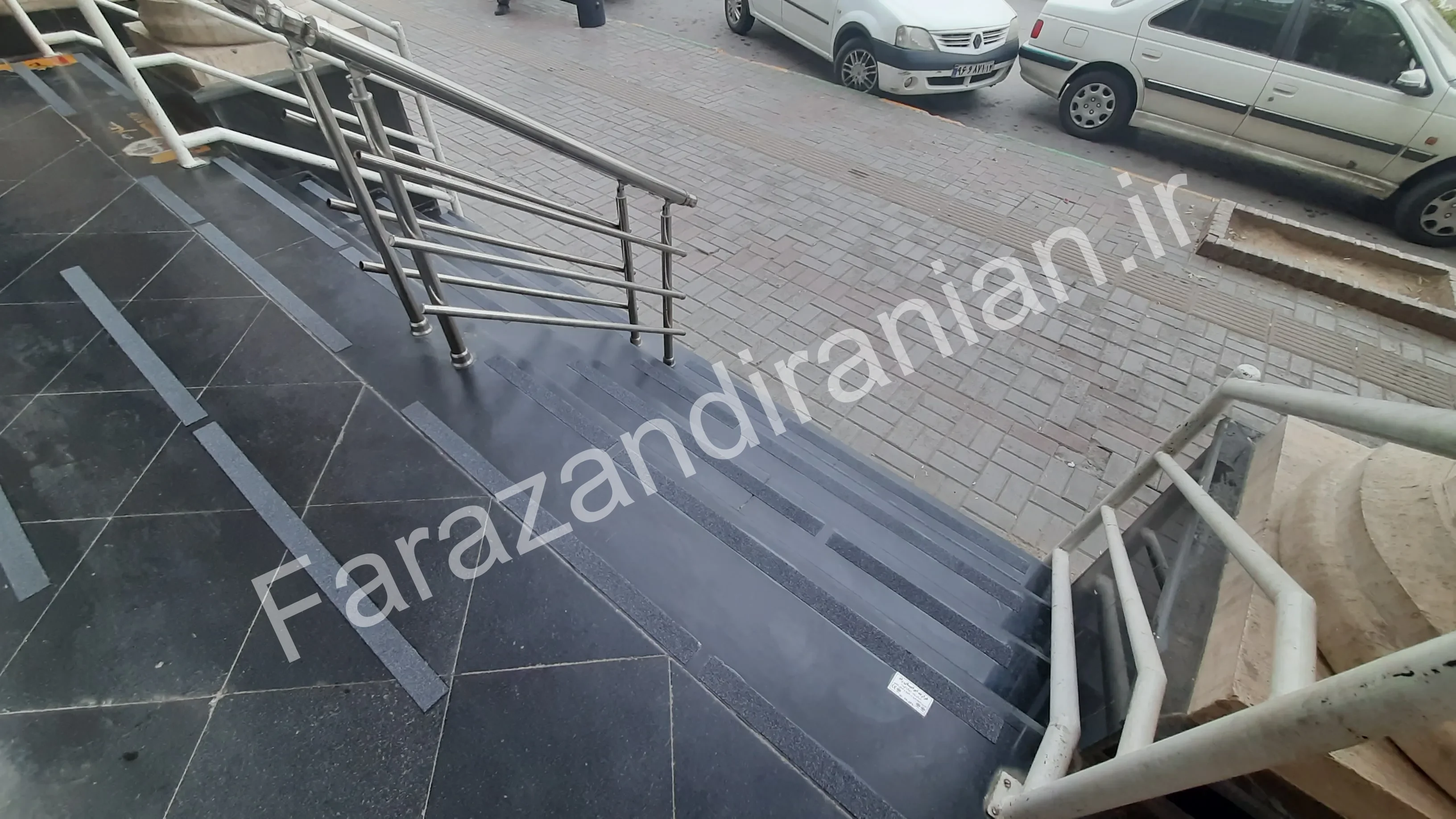 تصویر ۴ از اجرای نوار ضد لغزش در بانک ملی شعبه ابوطالب