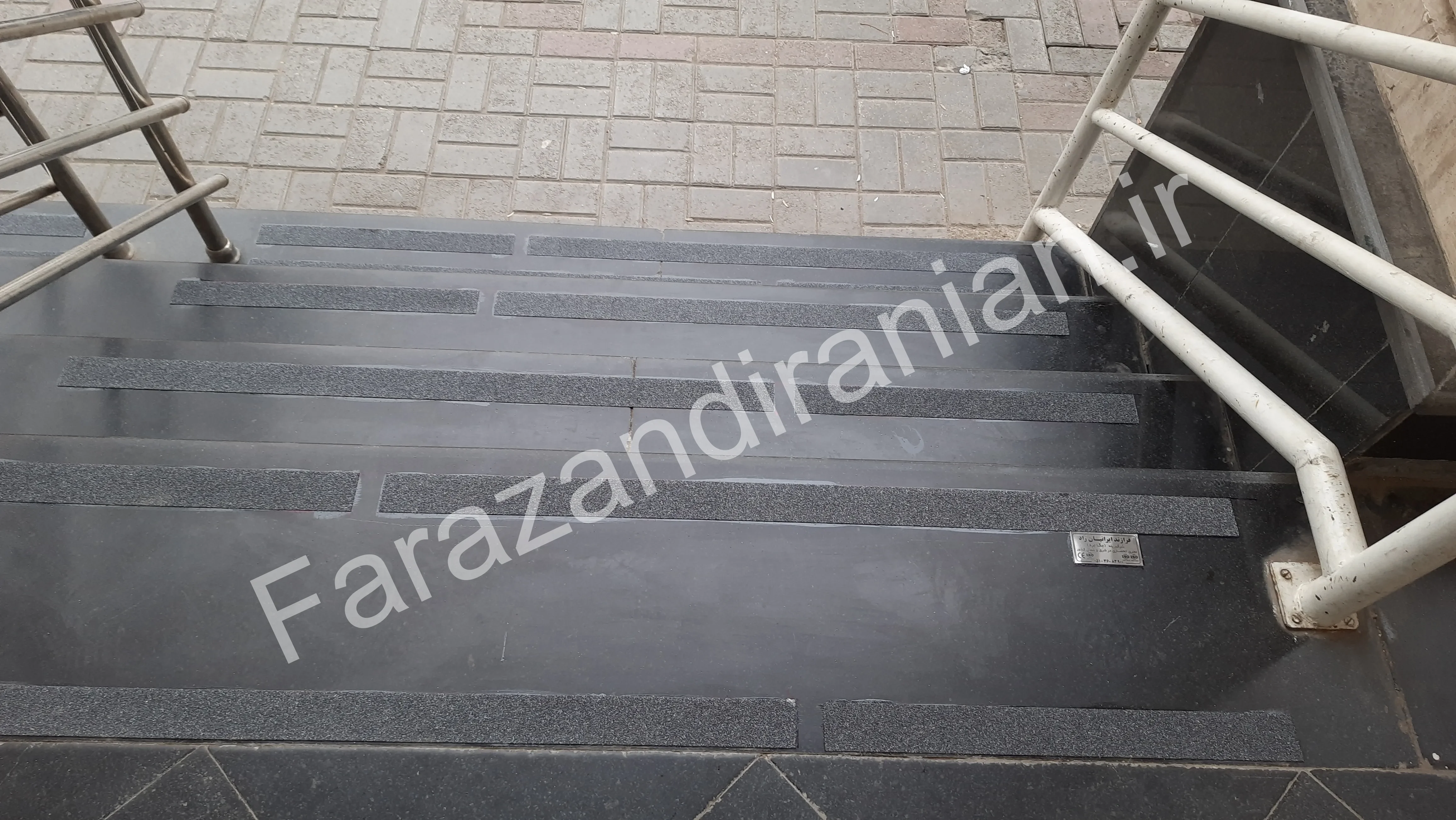 تصویر ۵ از اجرای نوار ضد لغزش در بانک ملی شعبه ابوطالب