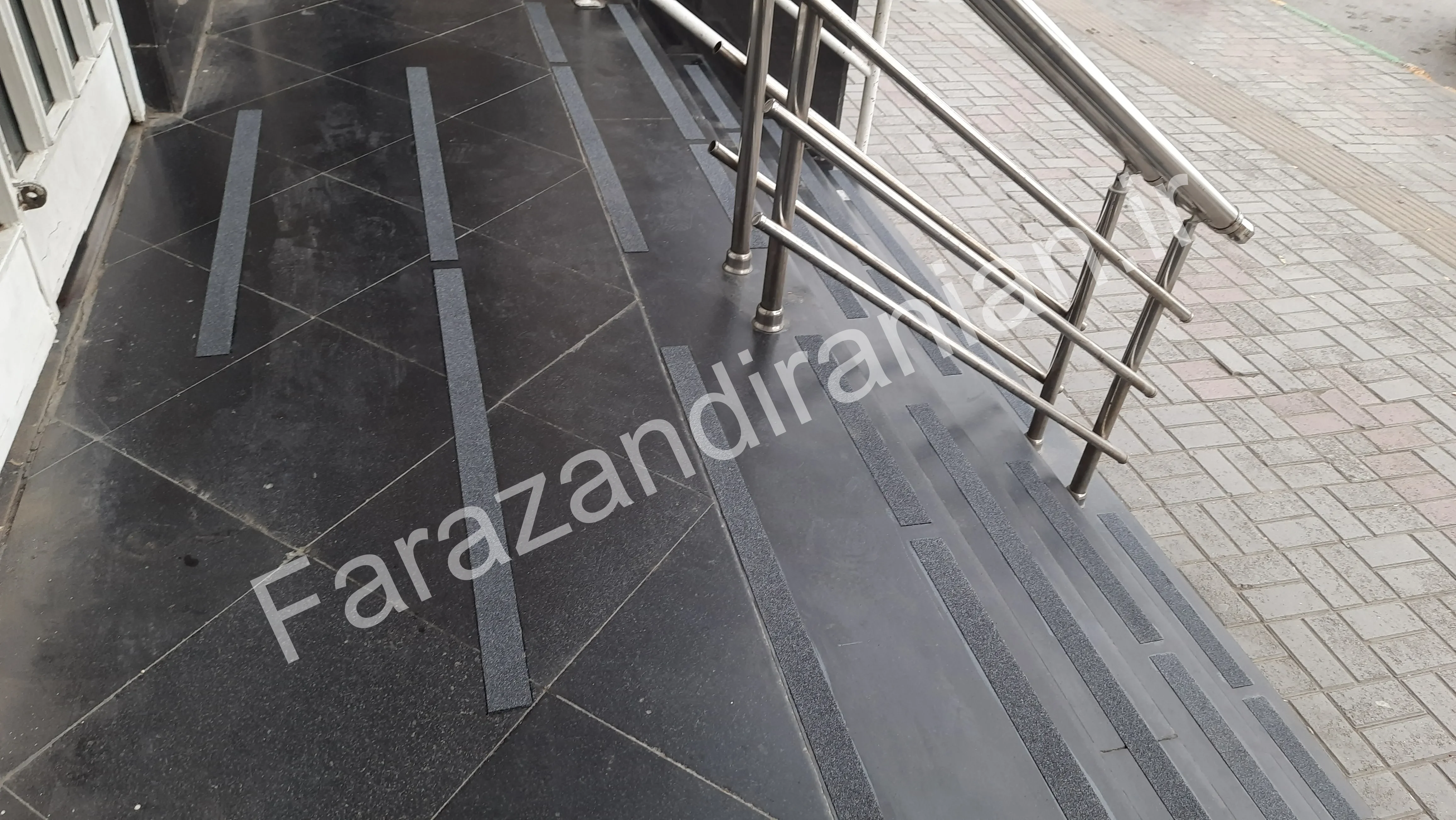 تصویر ۶ از اجرای نوار ضد لغزش در بانک ملی شعبه ابوطالب