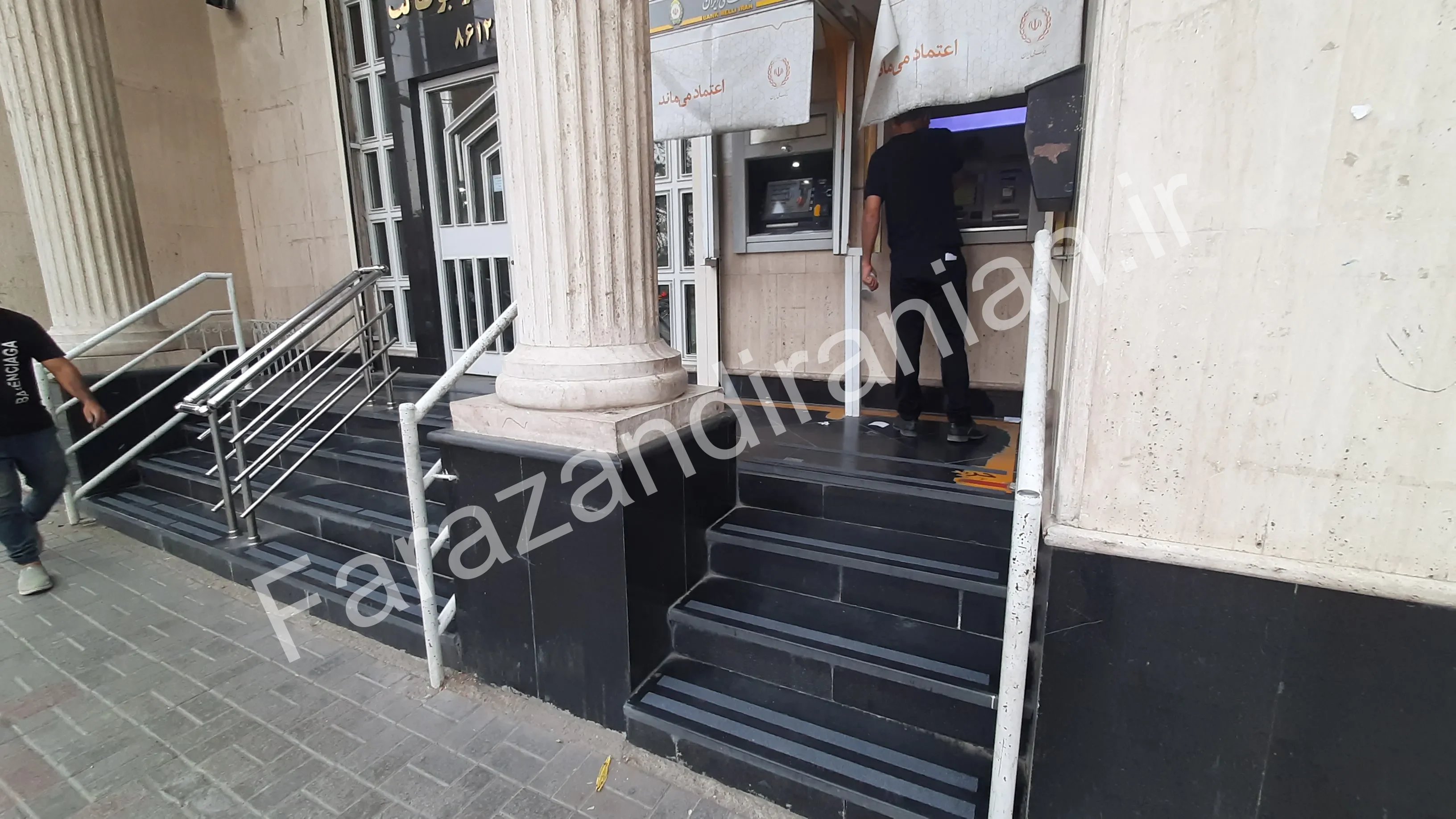 تصویر ۸ از اجرای نوار ضد لغزش در بانک ملی شعبه ابوطالب