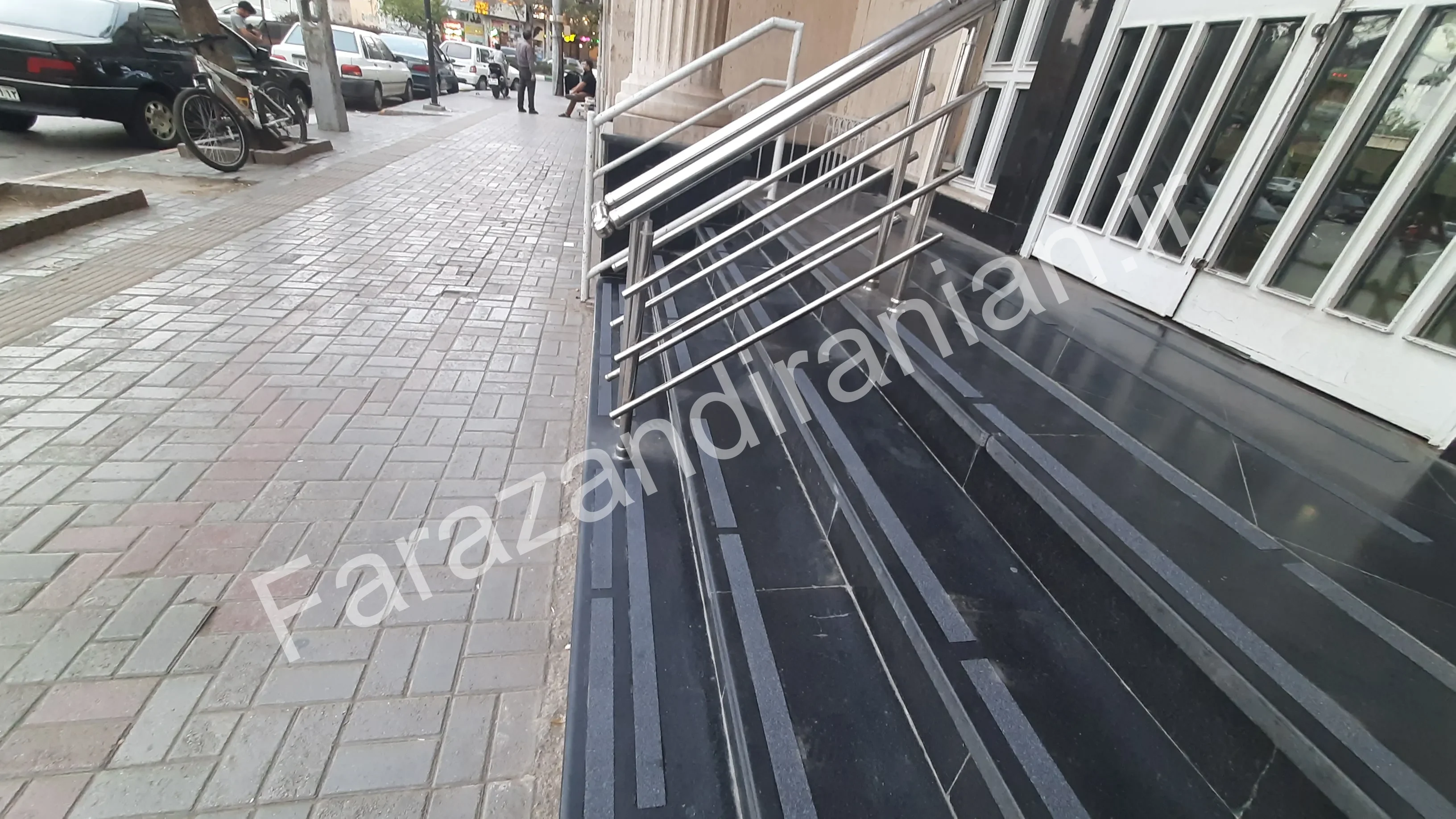تصویر ۹ از اجرای نوار ضد لغزش در بانک ملی شعبه ابوطالب