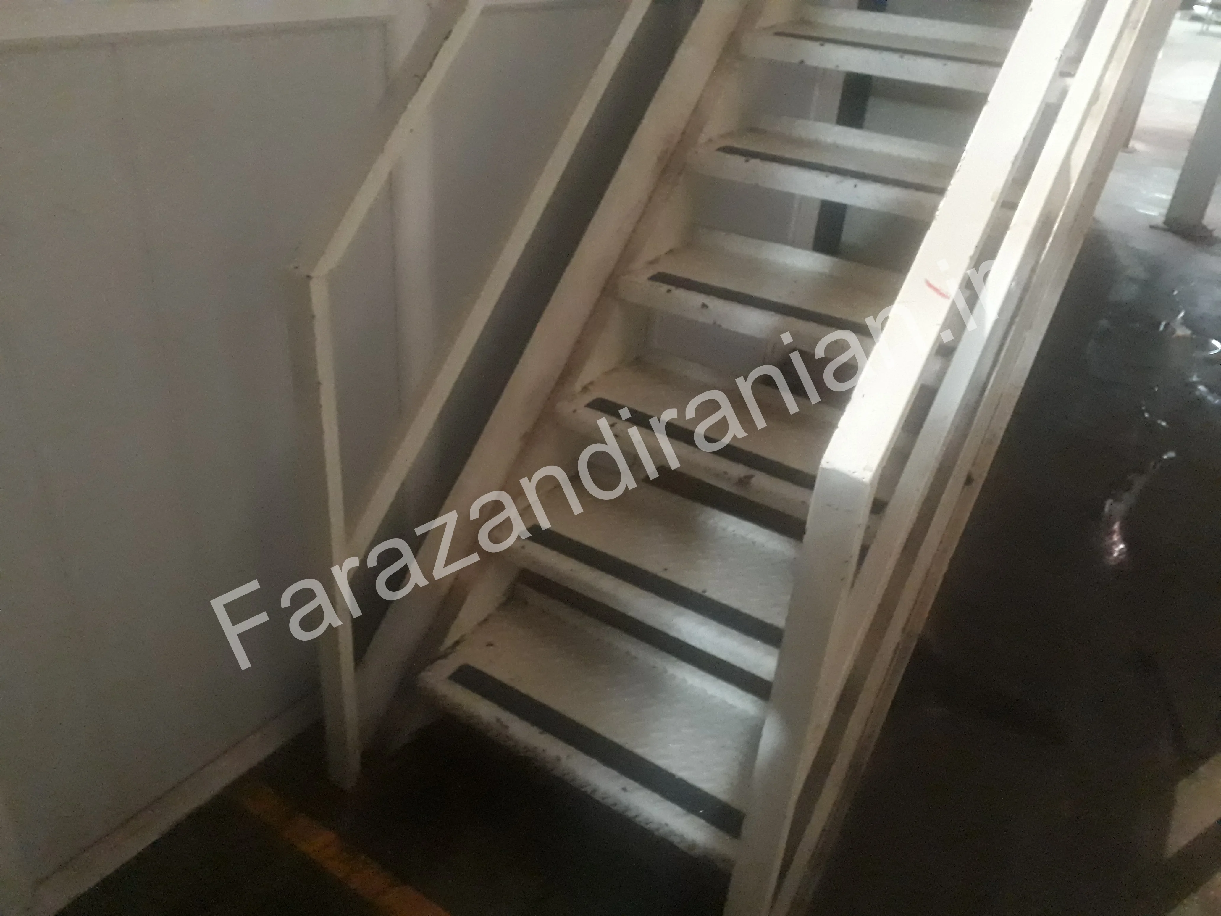 تصویر ۲ از اجرای نوار ضد لغزش در کارخانه مولتی کافه