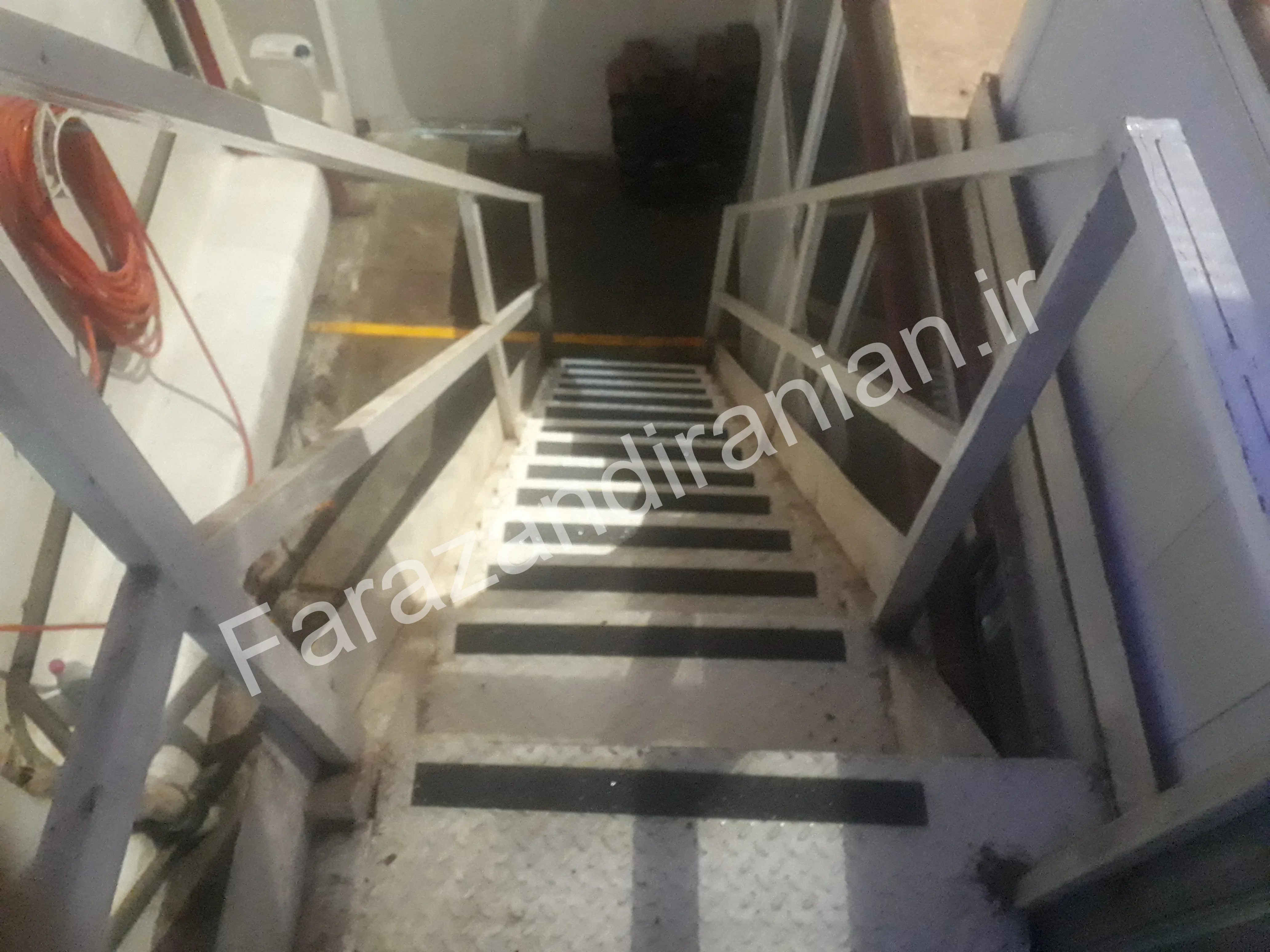 تصویر ۳ از اجرای نوار ضد لغزش در کارخانه مولتی کافه