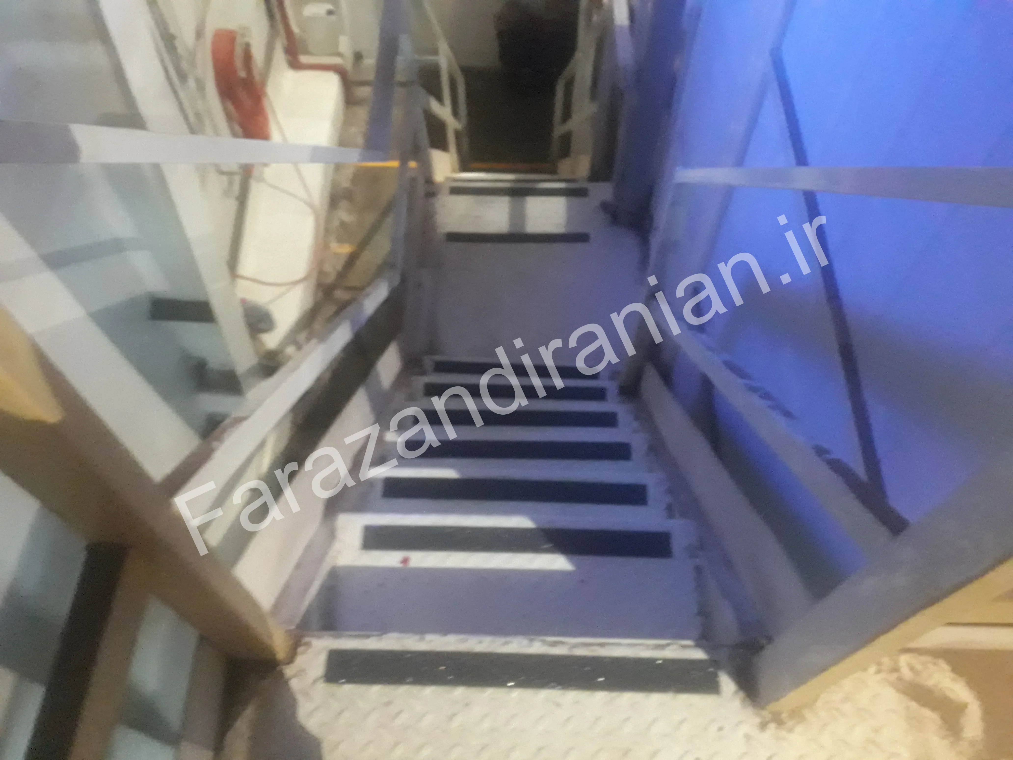 تصویر ۴ از اجرای نوار ضد لغزش در کارخانه مولتی کافه