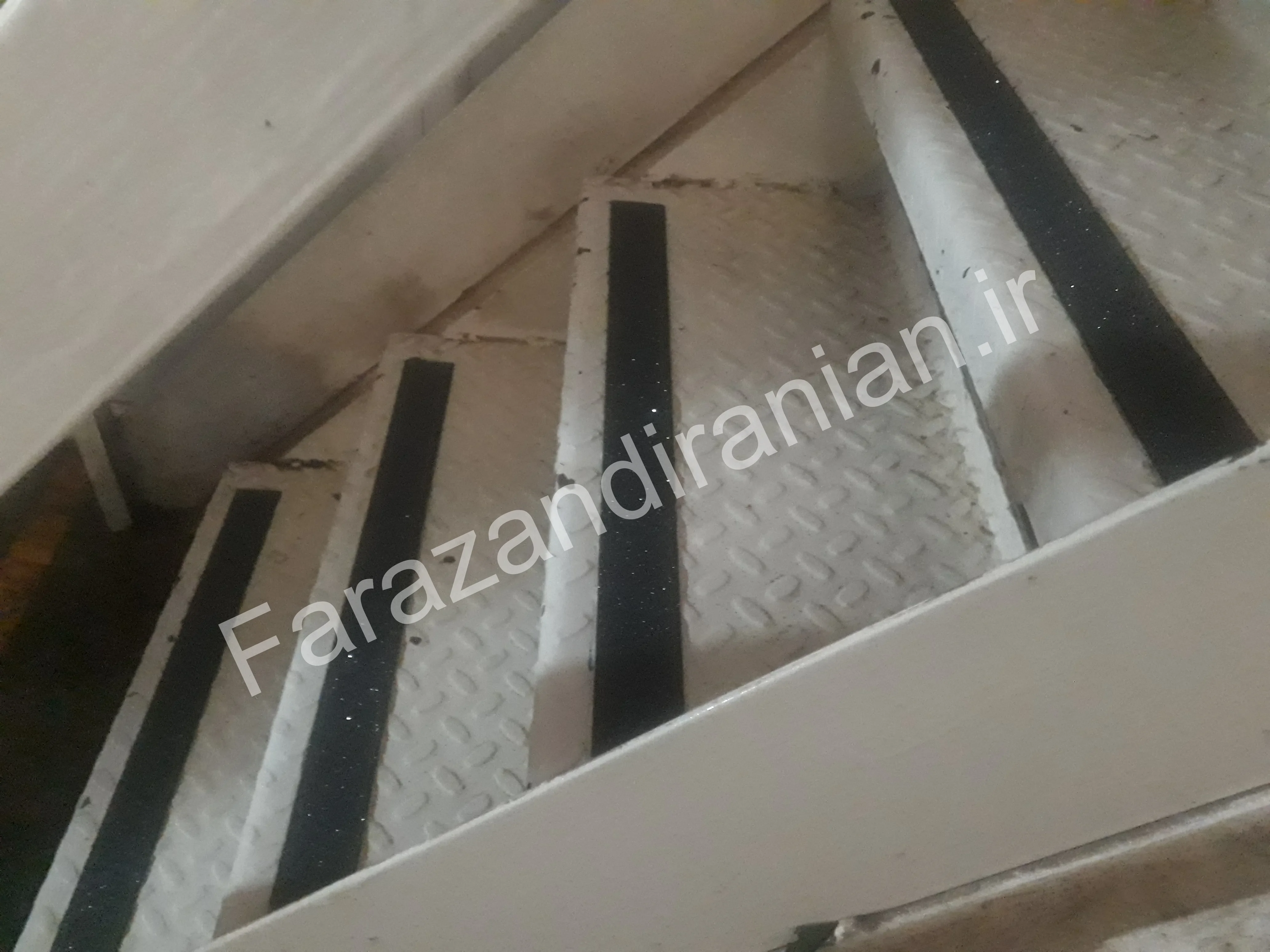 تصویر ۶ از اجرای نوار ضد لغزش در کارخانه مولتی کافه