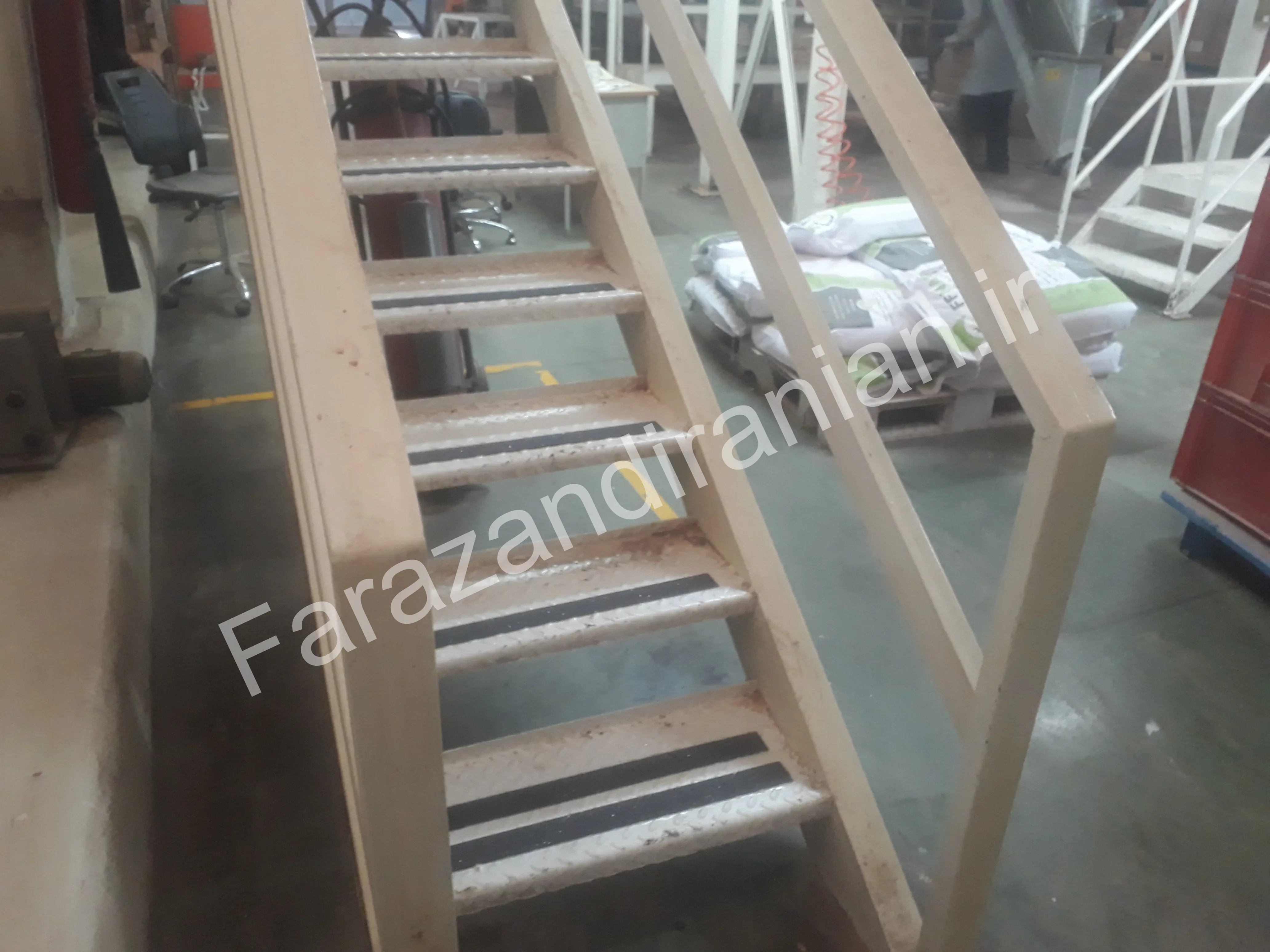 تصویر ۷ از اجرای نوار ضد لغزش در کارخانه مولتی کافه