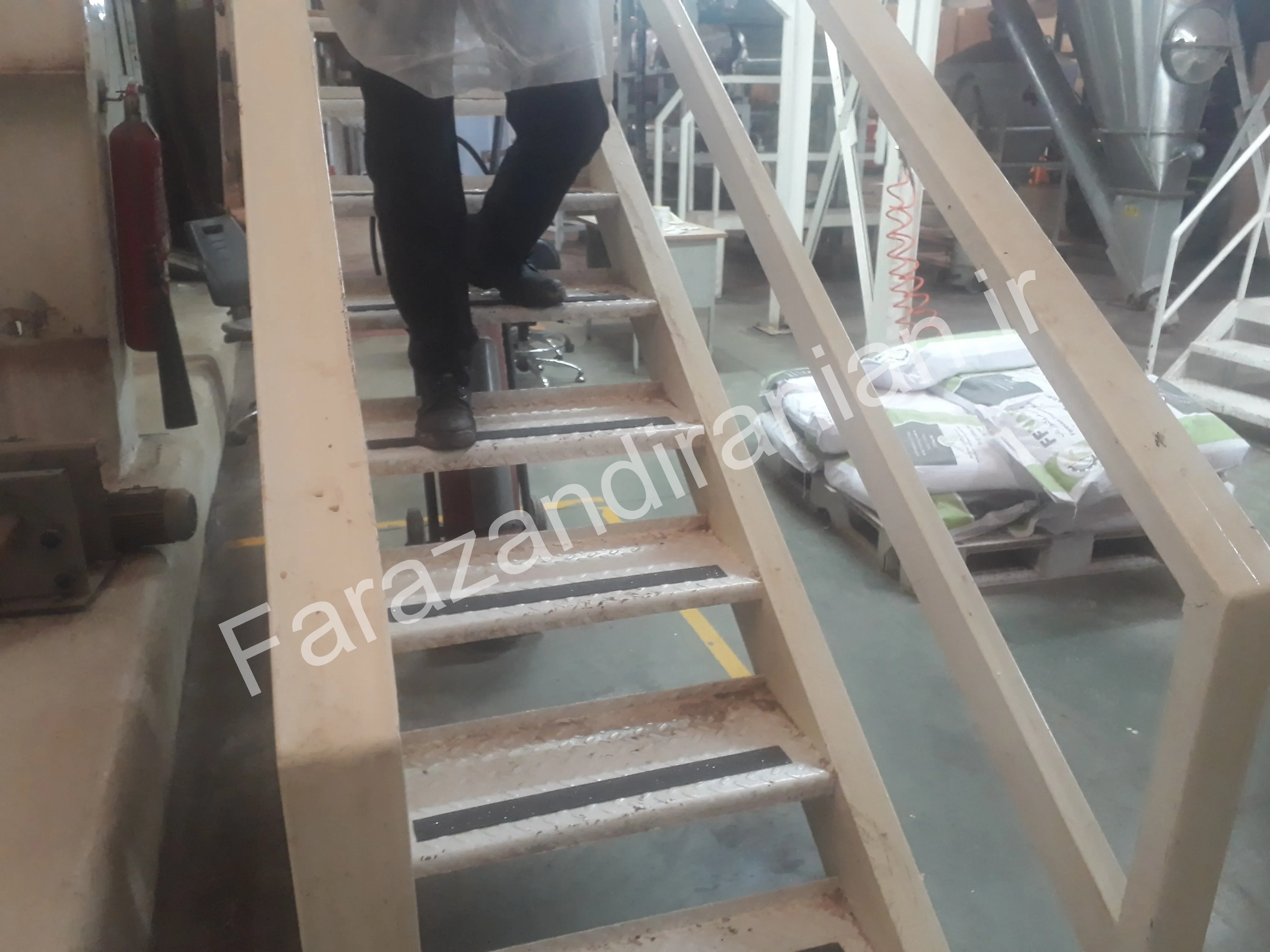 تصویر ۸ از اجرای نوار ضد لغزش در کارخانه مولتی کافه