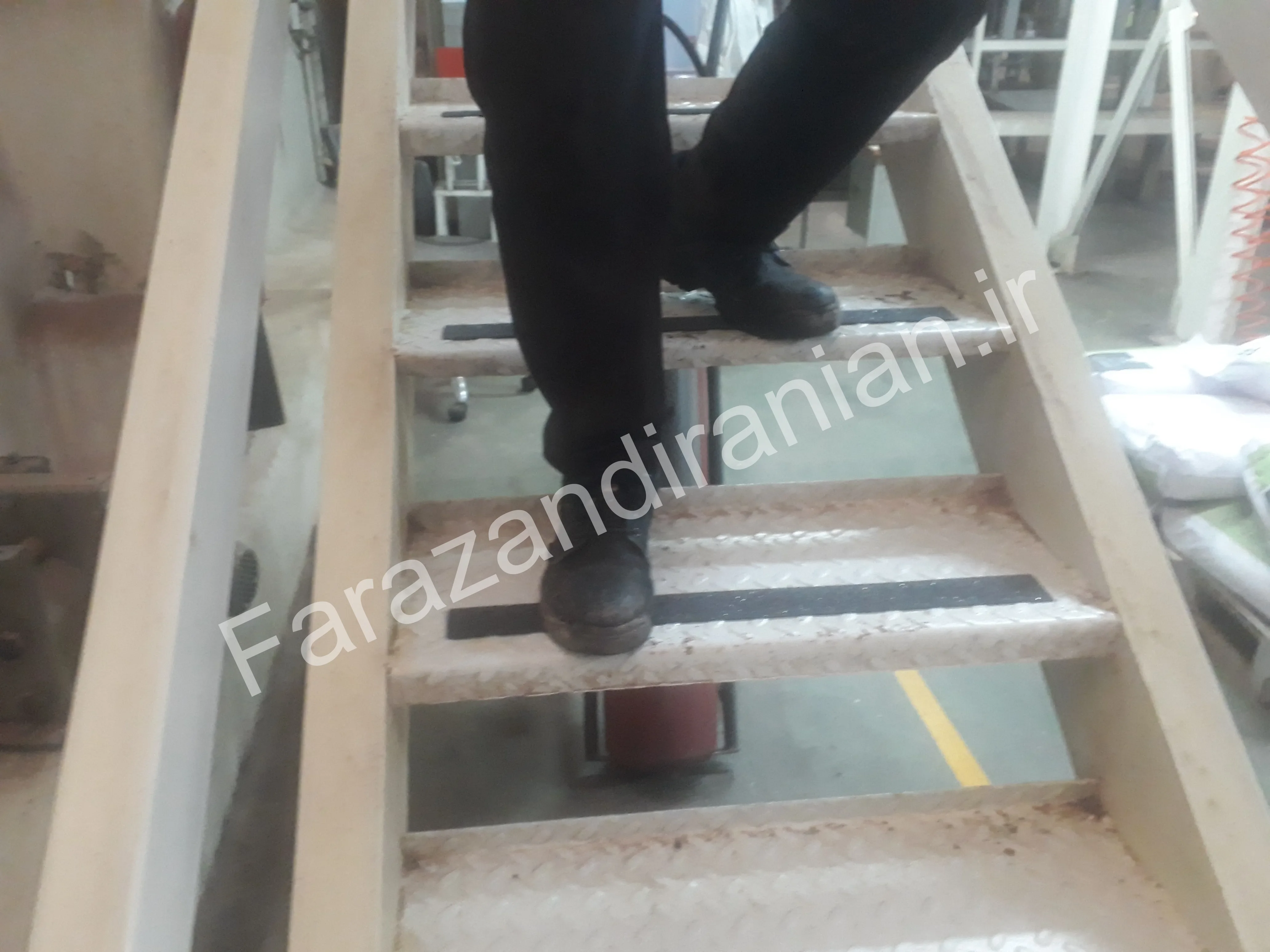 تصویر ۹ از اجرای نوار ضد لغزش در کارخانه مولتی کافه