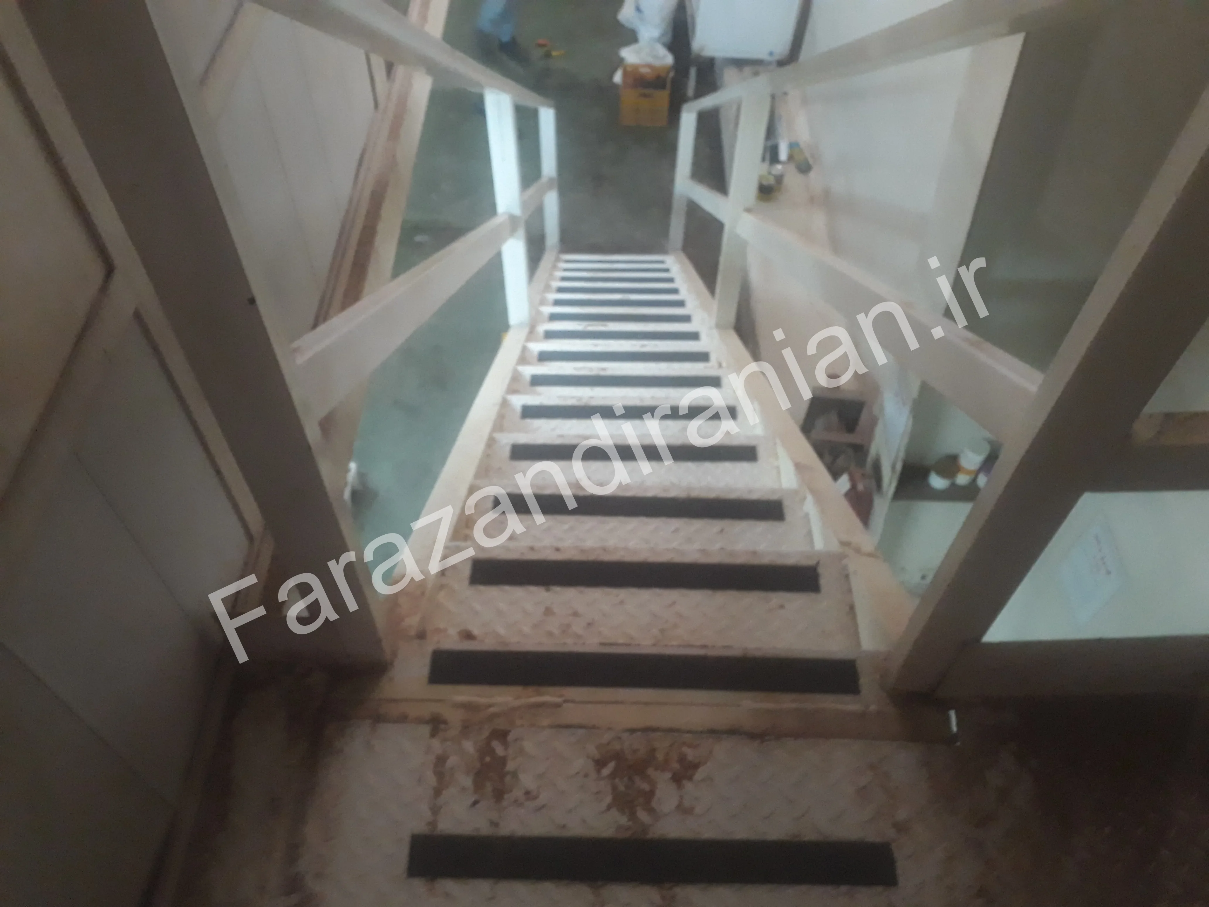 تصویر ۱۰ از اجرای نوار ضد لغزش در کارخانه مولتی کافه