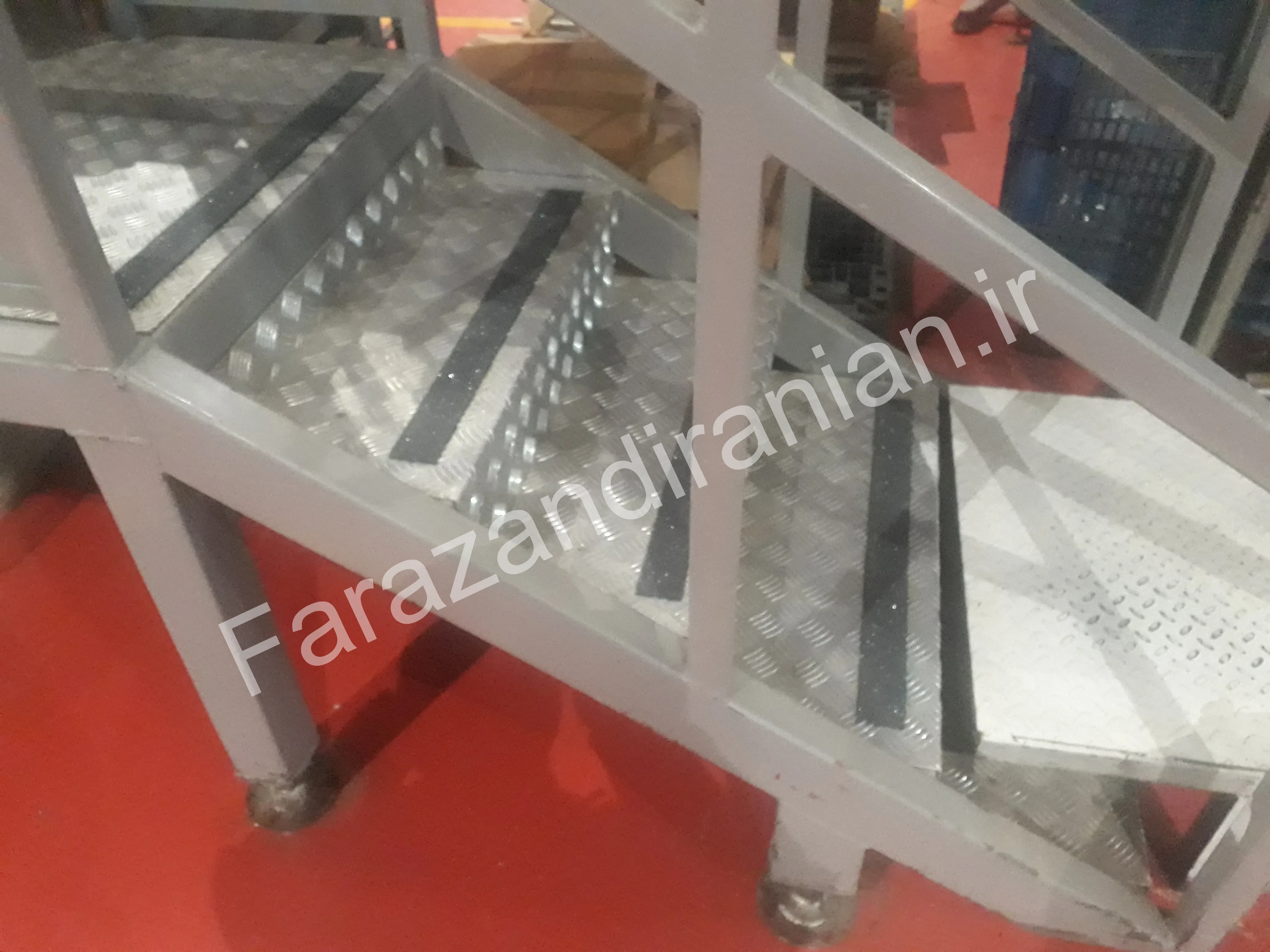 تصویر ۱۱ از اجرای نوار ضد لغزش در کارخانه مولتی کافه