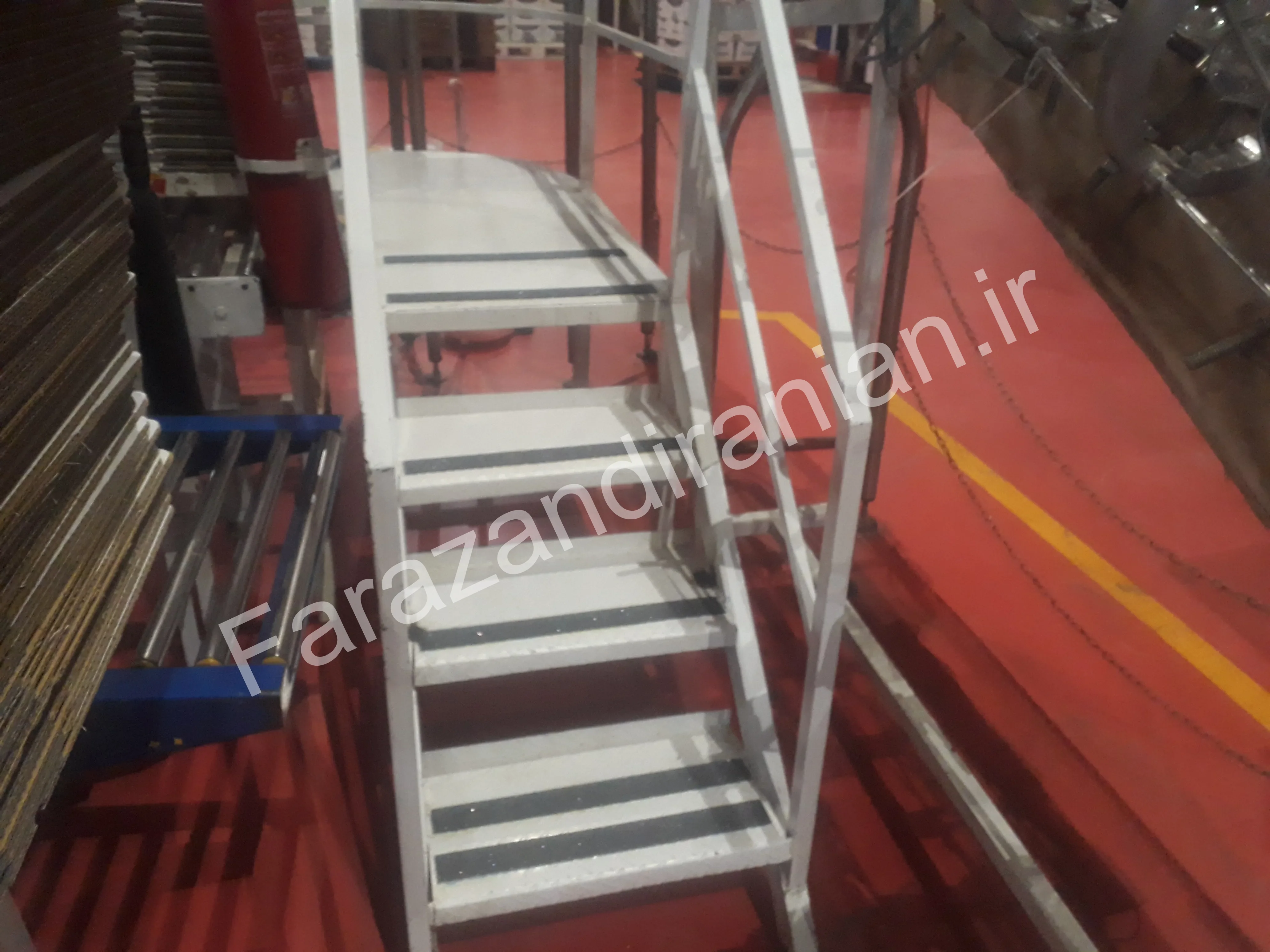 تصویر ۱۲ از اجرای نوار ضد لغزش در کارخانه مولتی کافه