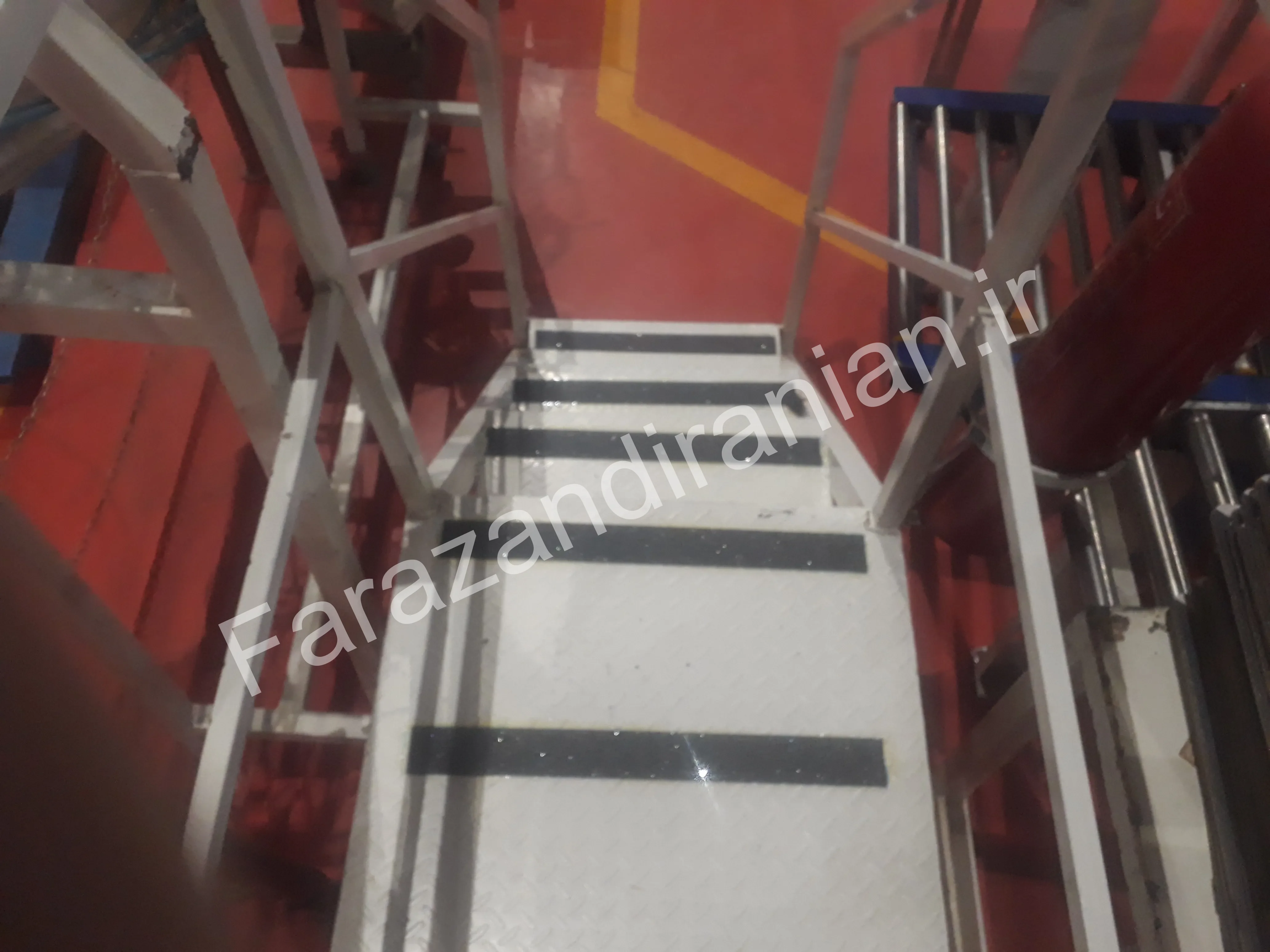 تصویر ۱۳ از اجرای نوار ضد لغزش در کارخانه مولتی کافه