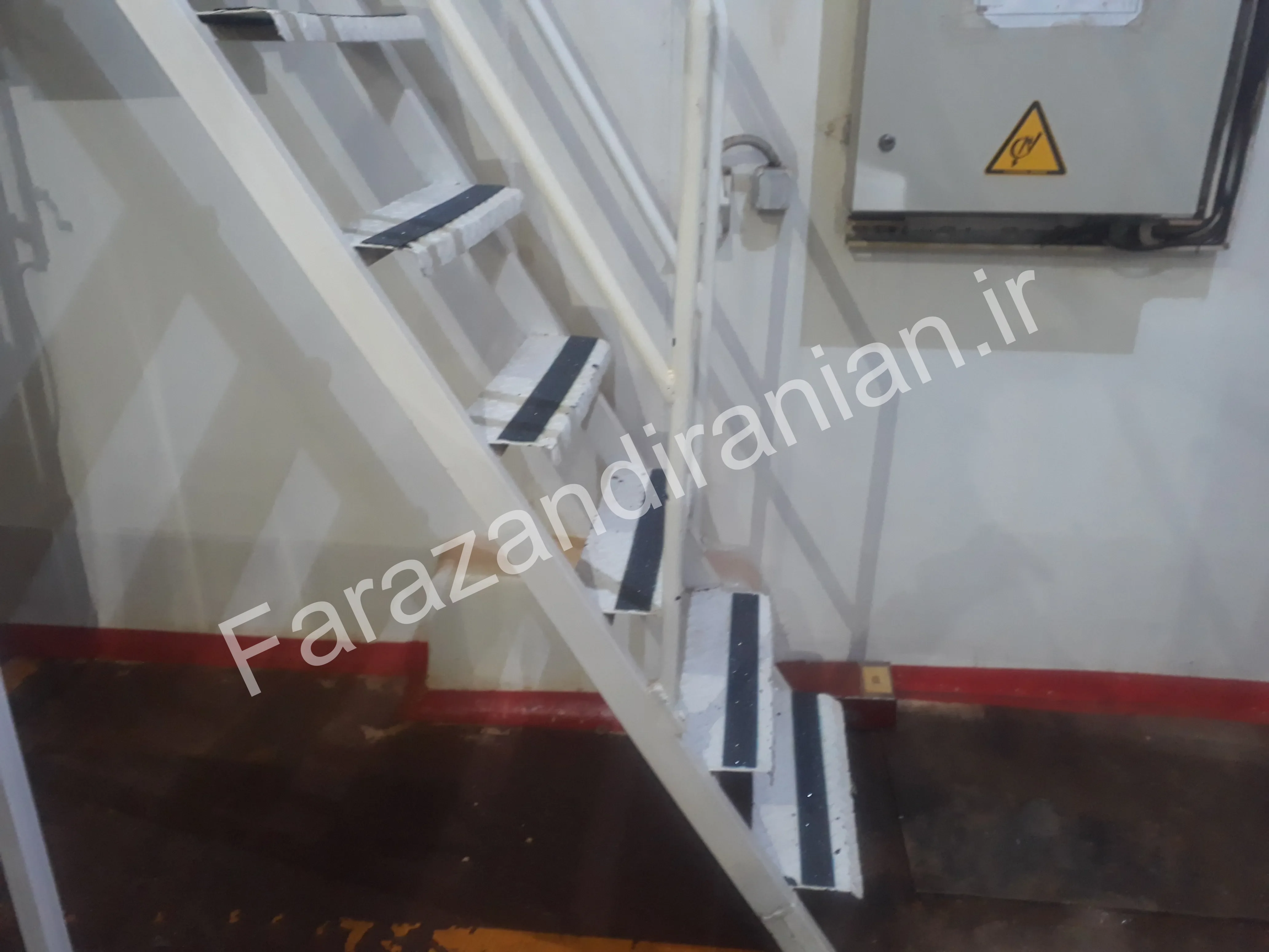 تصویر ۱۴ از اجرای نوار ضد لغزش در کارخانه مولتی کافه