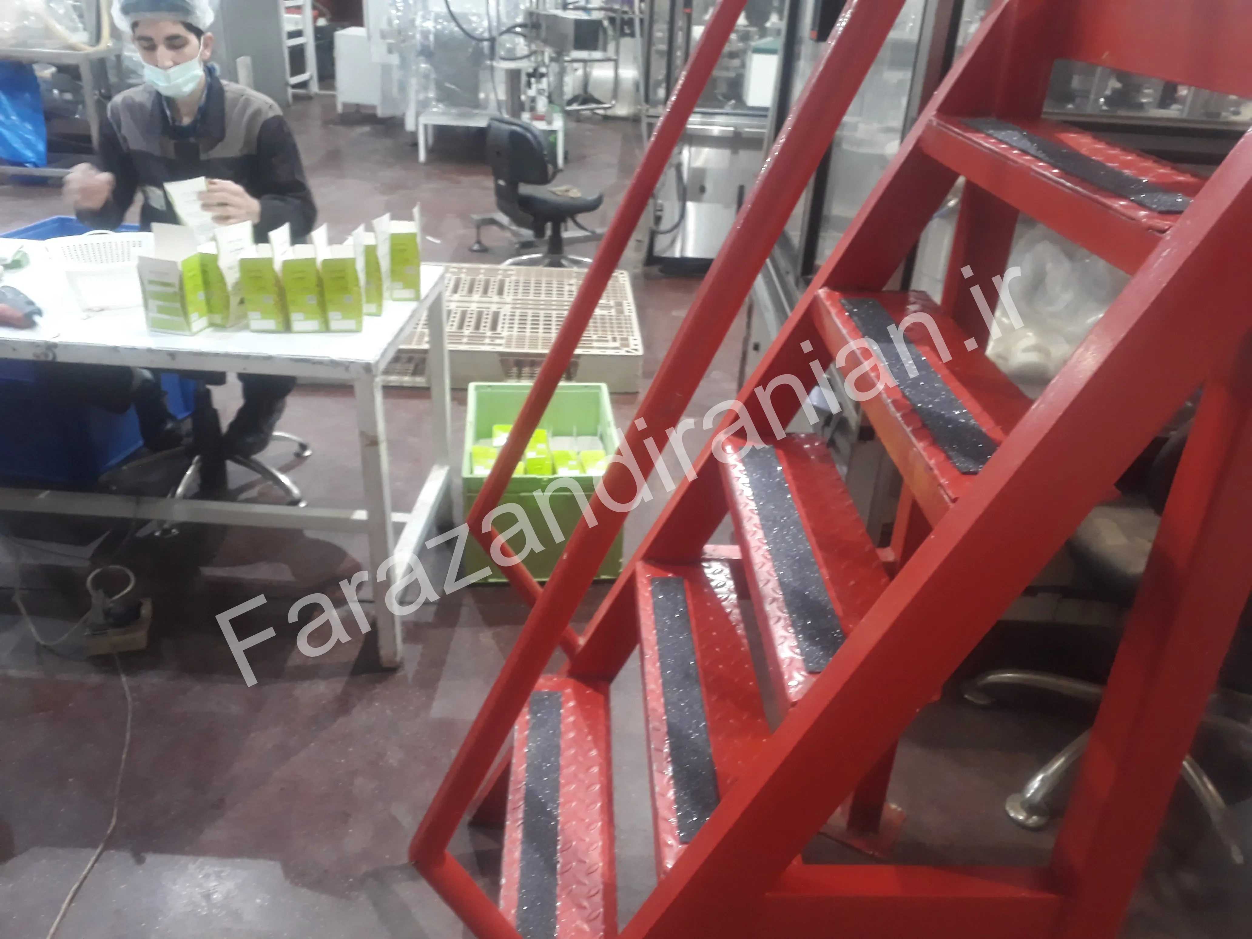 تصویر ۱۵ از اجرای نوار ضد لغزش در کارخانه مولتی کافه
