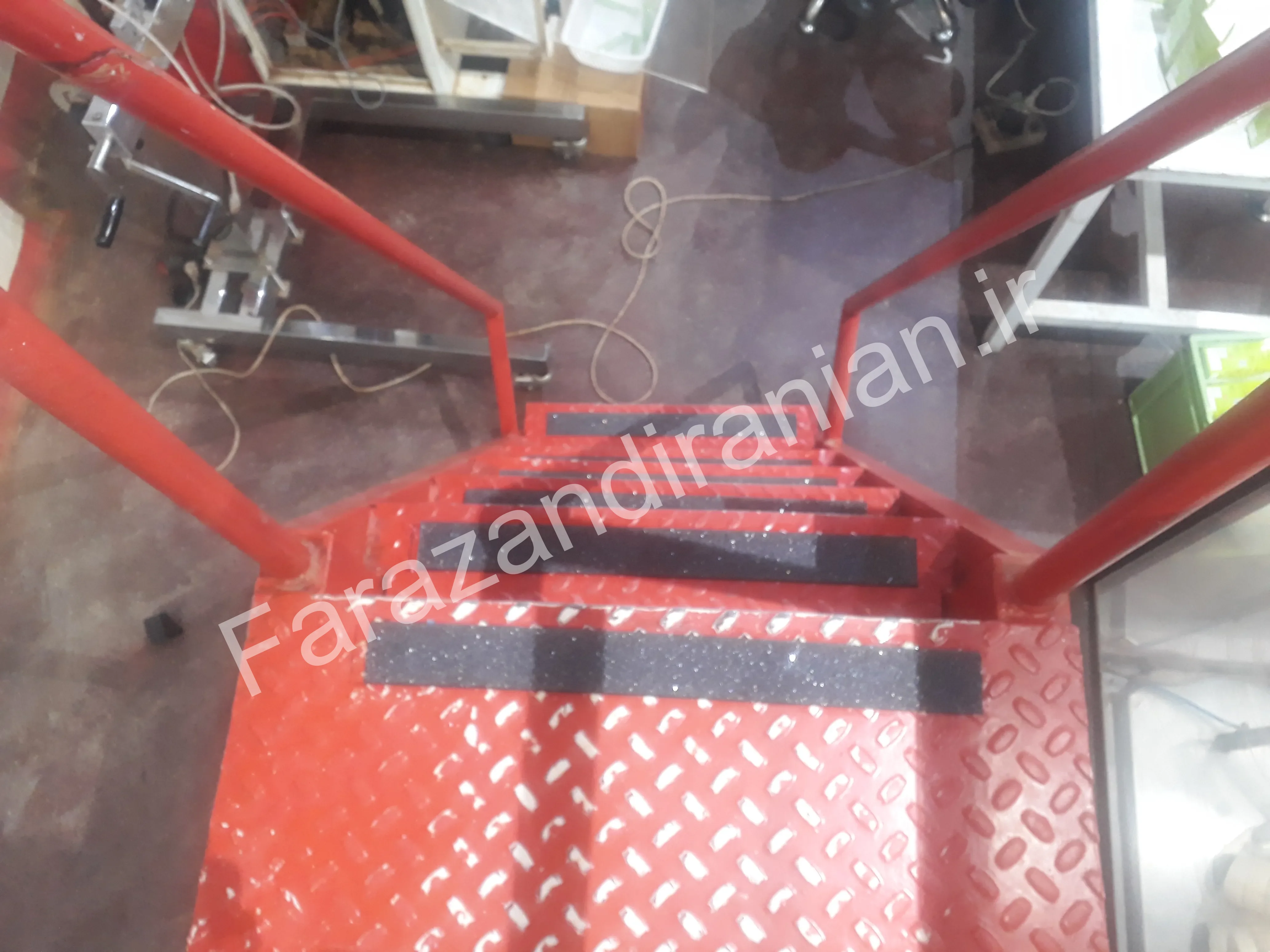 تصویر ۱۶ از اجرای نوار ضد لغزش در کارخانه مولتی کافه