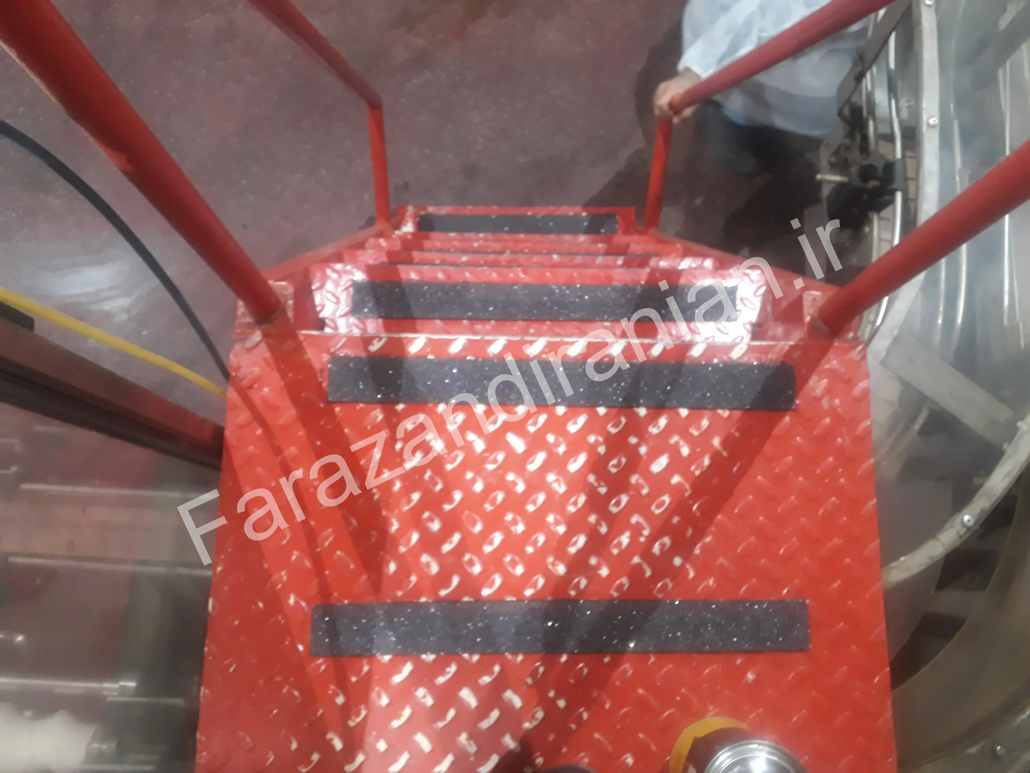 تصویر ۱۷ از اجرای نوار ضد لغزش در کارخانه مولتی کافه