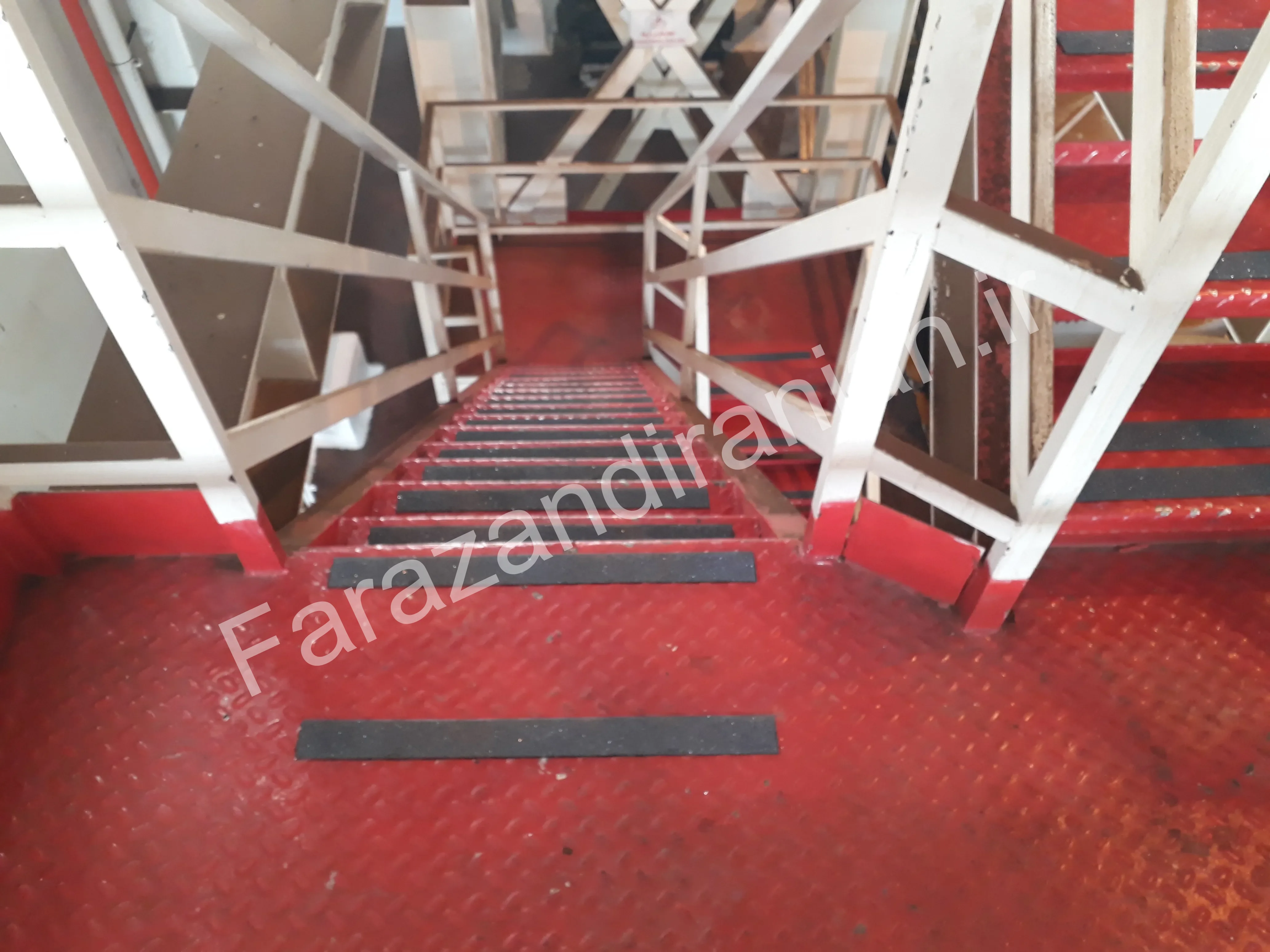 تصویر ۱۹ از اجرای نوار ضد لغزش در کارخانه مولتی کافه