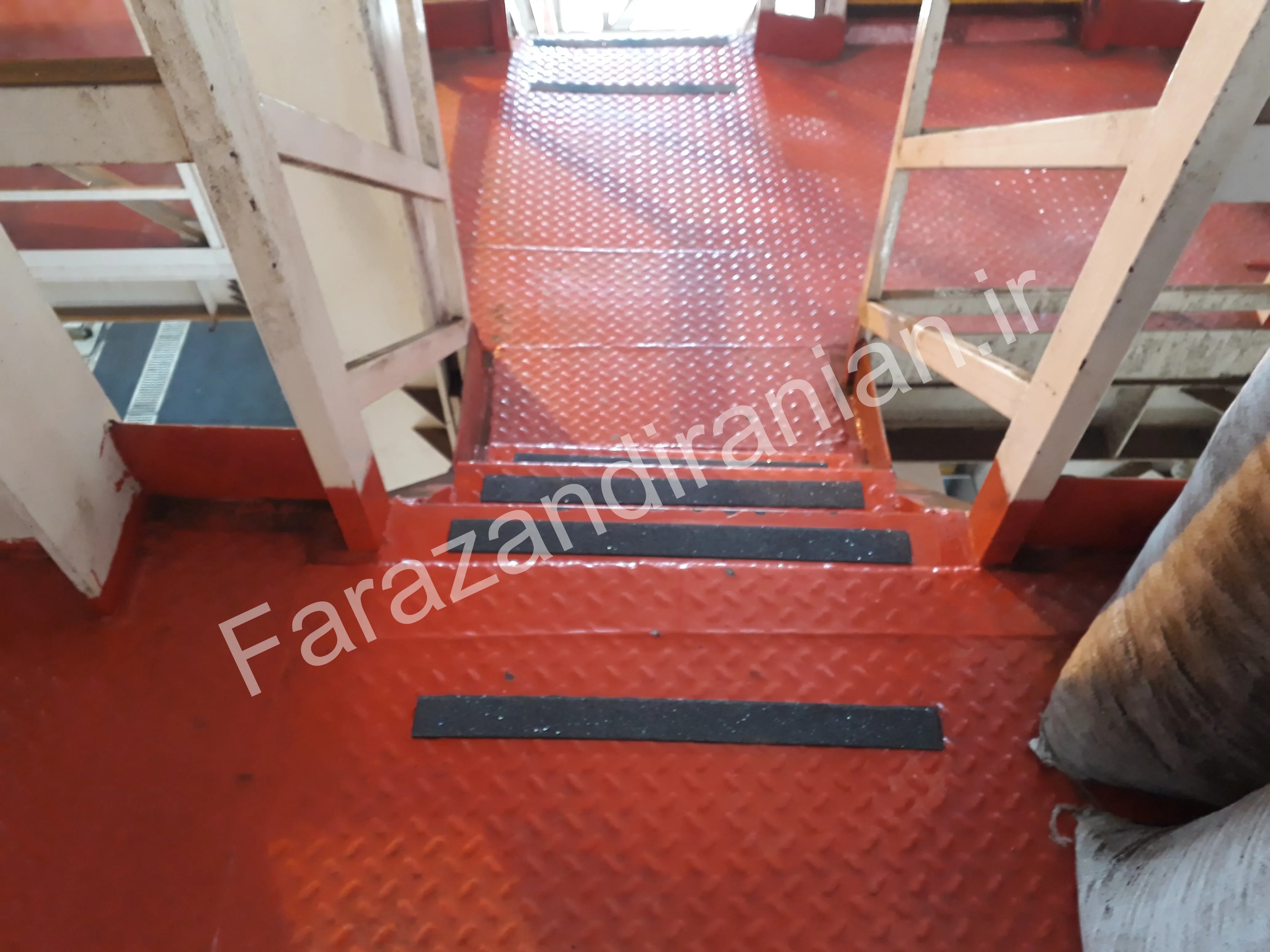 تصویر ۲۱ از اجرای نوار ضد لغزش در کارخانه مولتی کافه