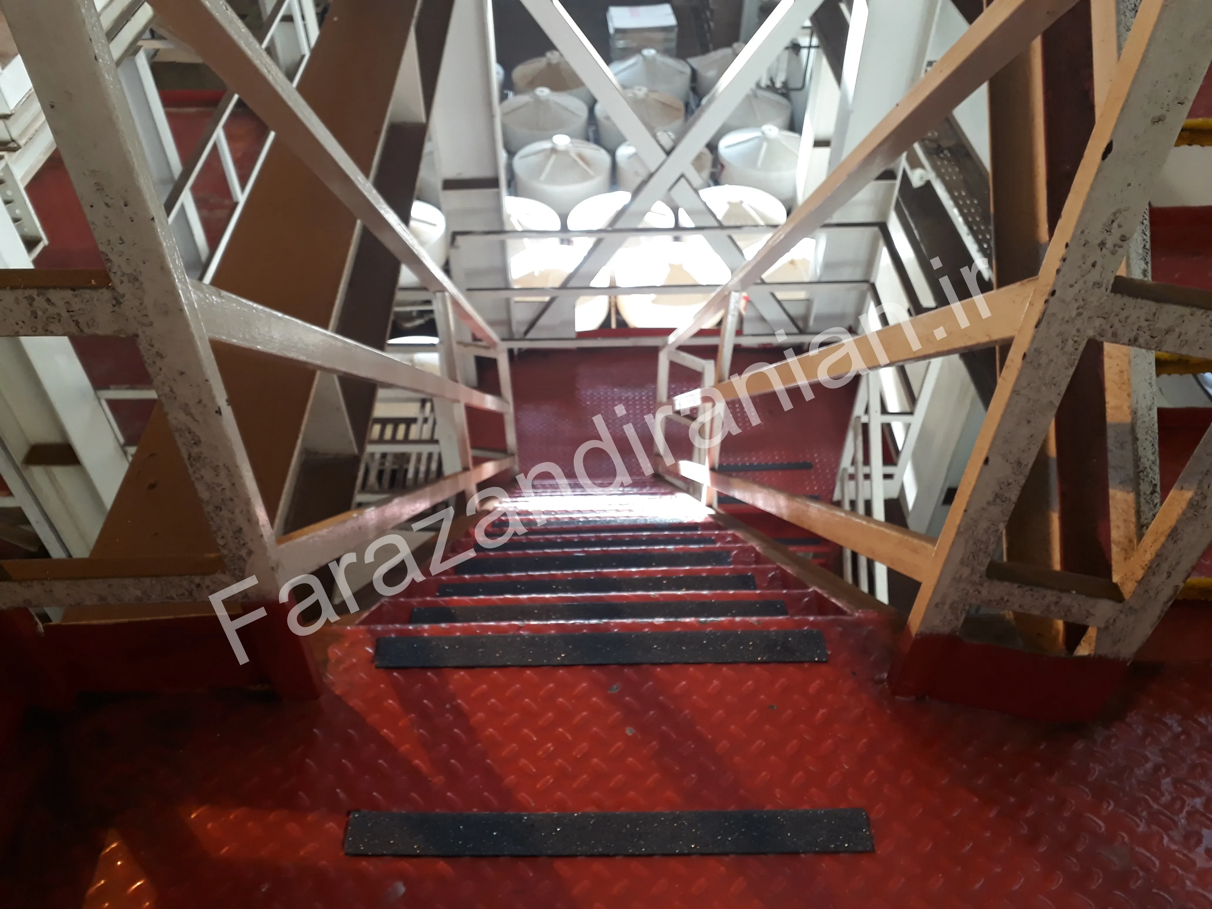 تصویر ۲۲ از اجرای نوار ضد لغزش در کارخانه مولتی کافه
