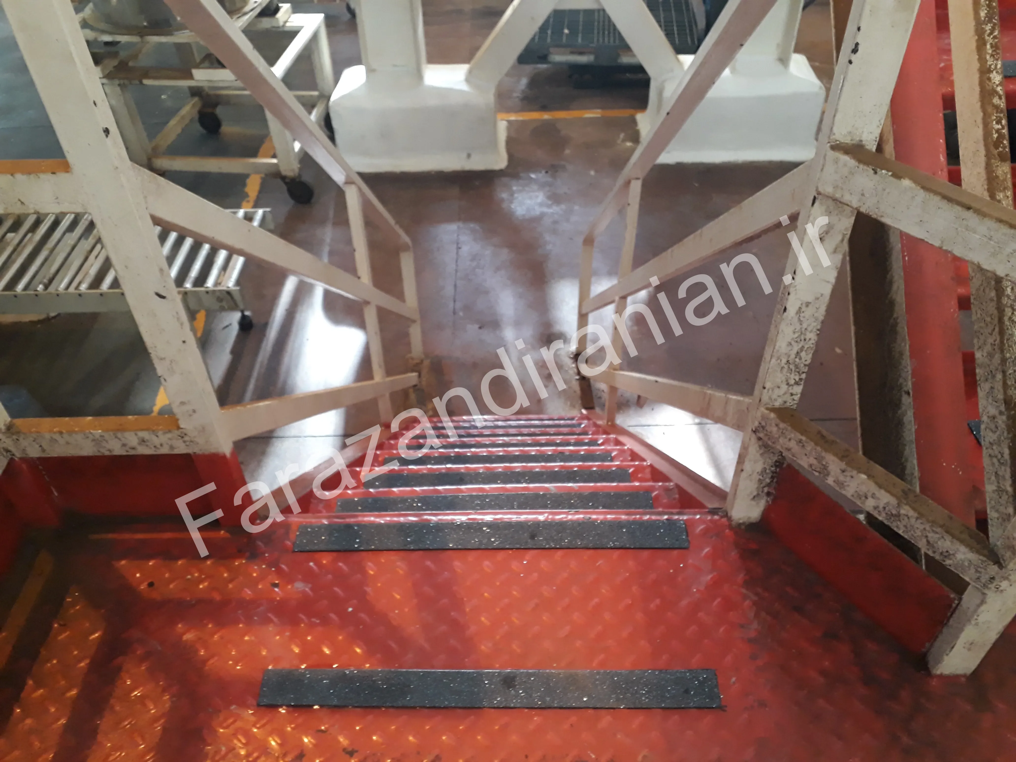 تصویر ۲۳ از اجرای نوار ضد لغزش در کارخانه مولتی کافه