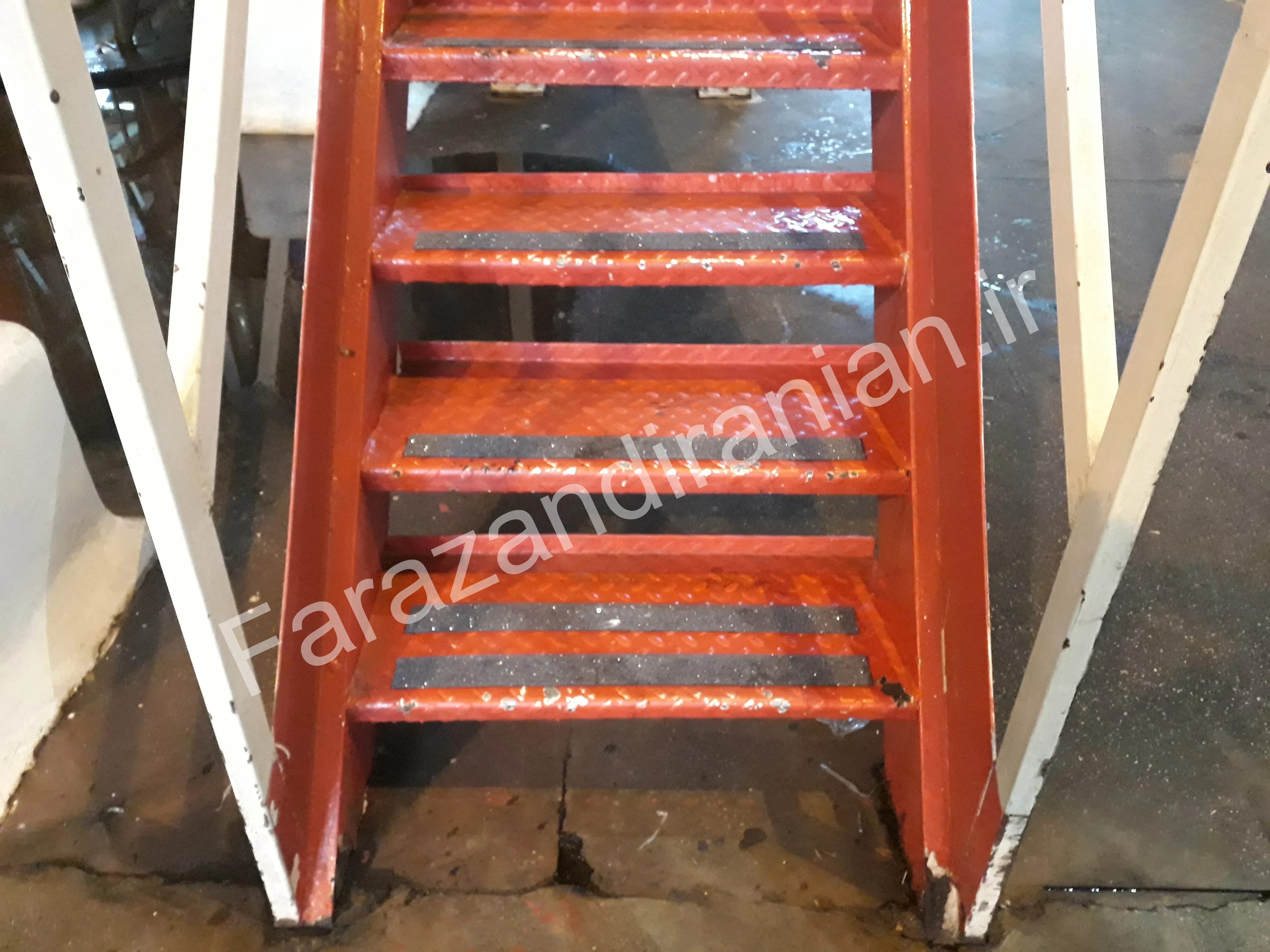 تصویر ۲۴ از اجرای نوار ضد لغزش در کارخانه مولتی کافه