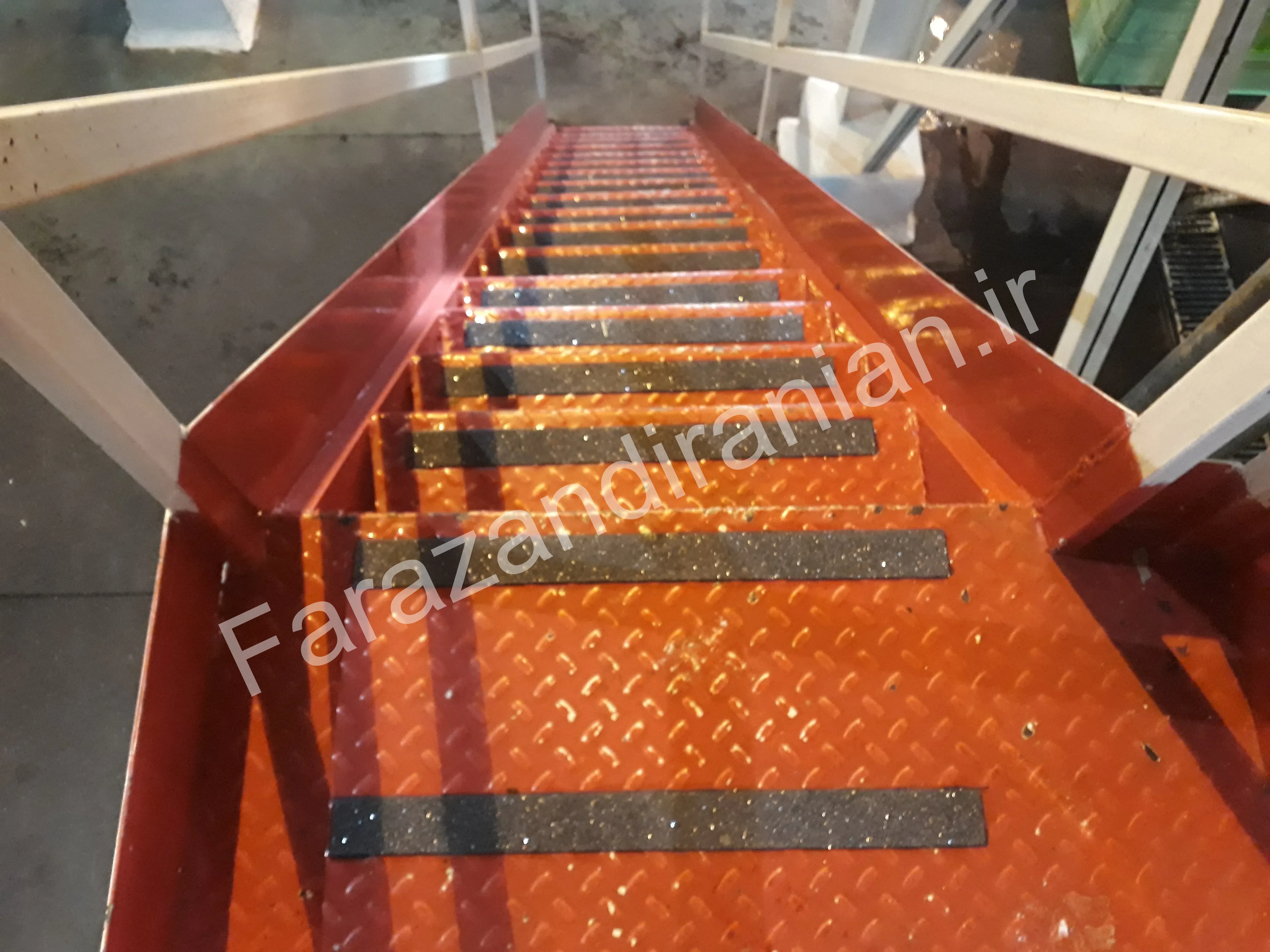 تصویر ۲۵ از اجرای نوار ضد لغزش در کارخانه مولتی کافه