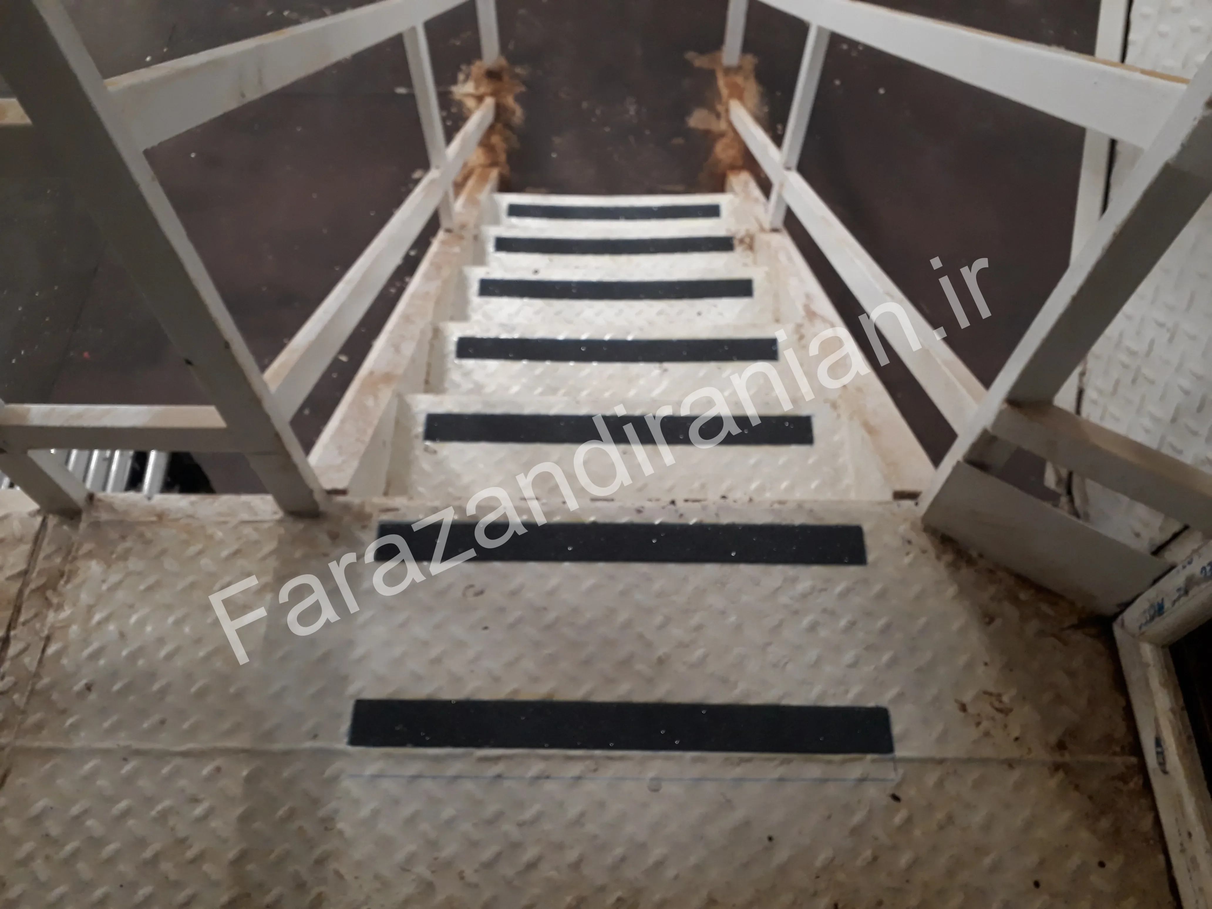 تصویر ۲۶ از اجرای نوار ضد لغزش در کارخانه مولتی کافه