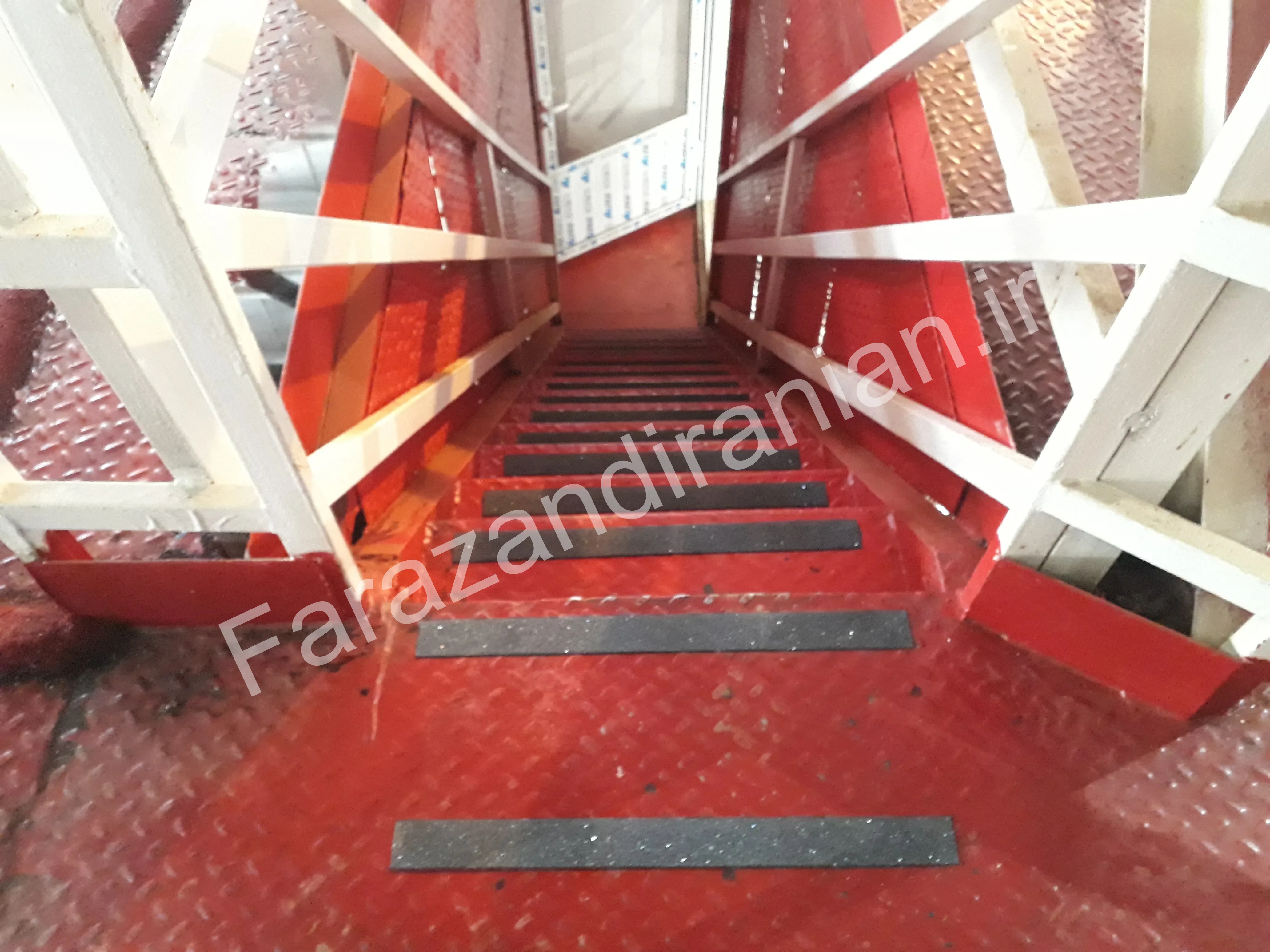 تصویر ۲۷ از اجرای نوار ضد لغزش در کارخانه مولتی کافه