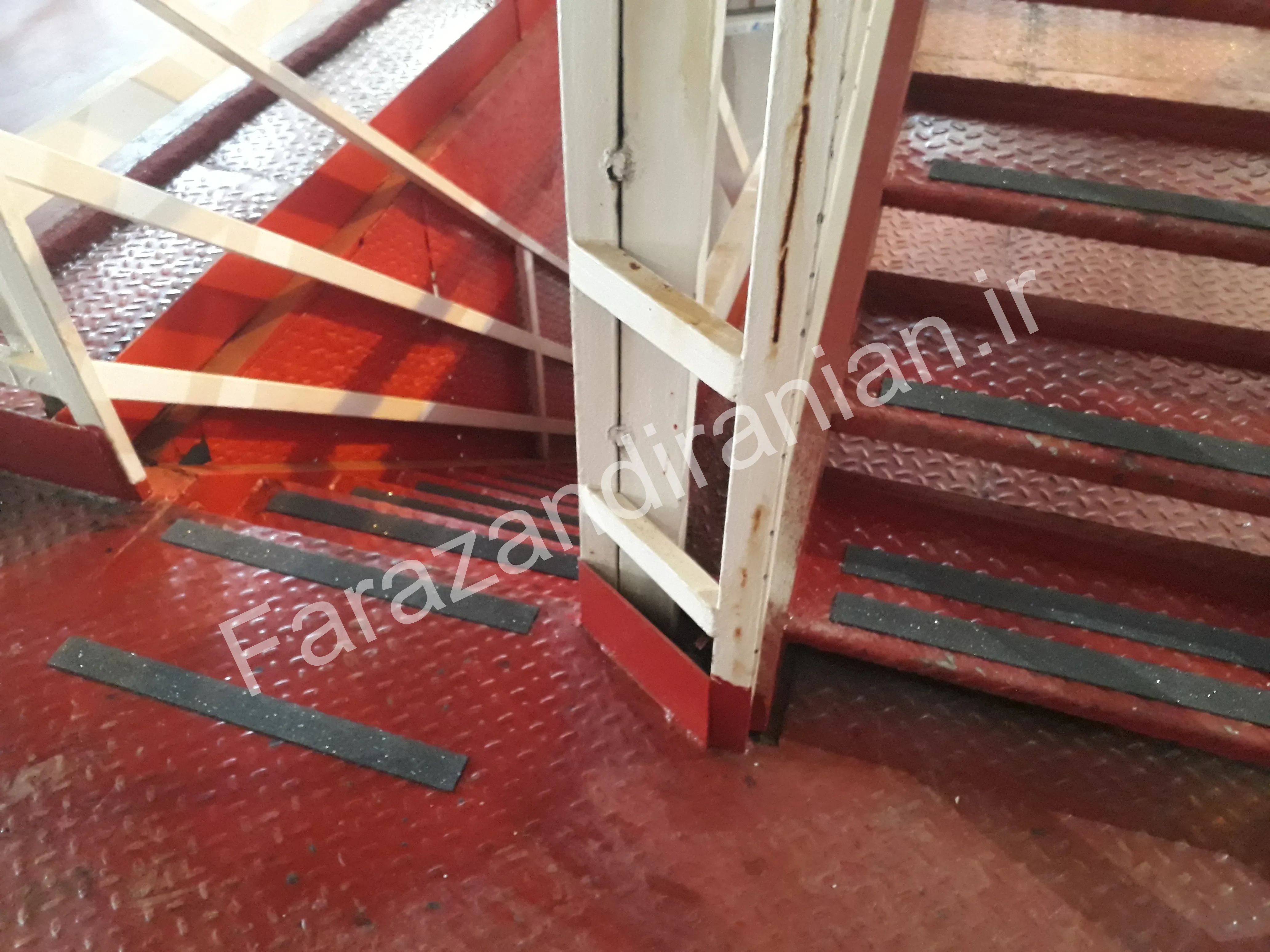 تصویر ۲۸ از اجرای نوار ضد لغزش در کارخانه مولتی کافه