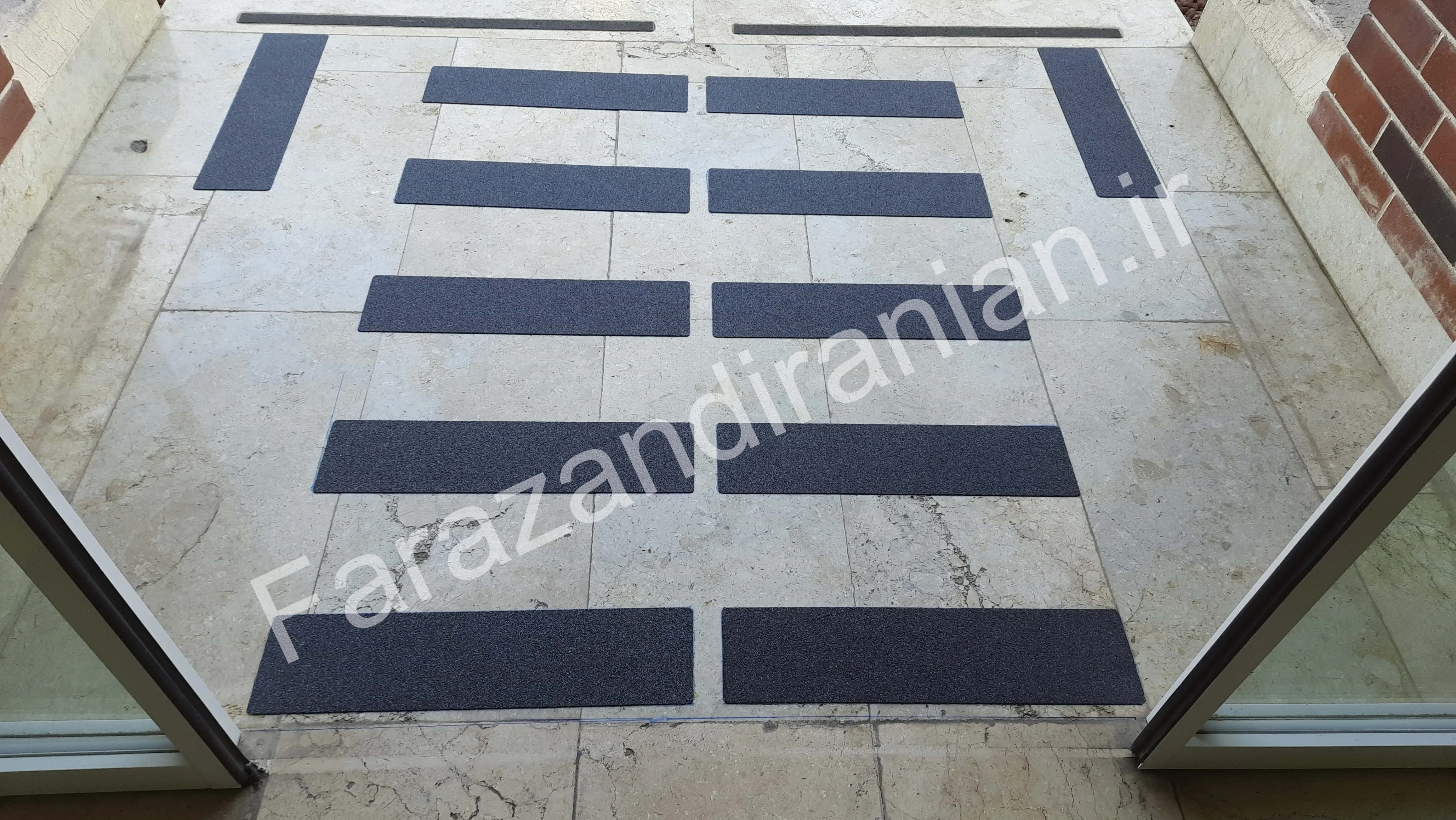 تصویر ۳۰ از اجرای نوار ضد لغزش در کارخانه مولتی کافه