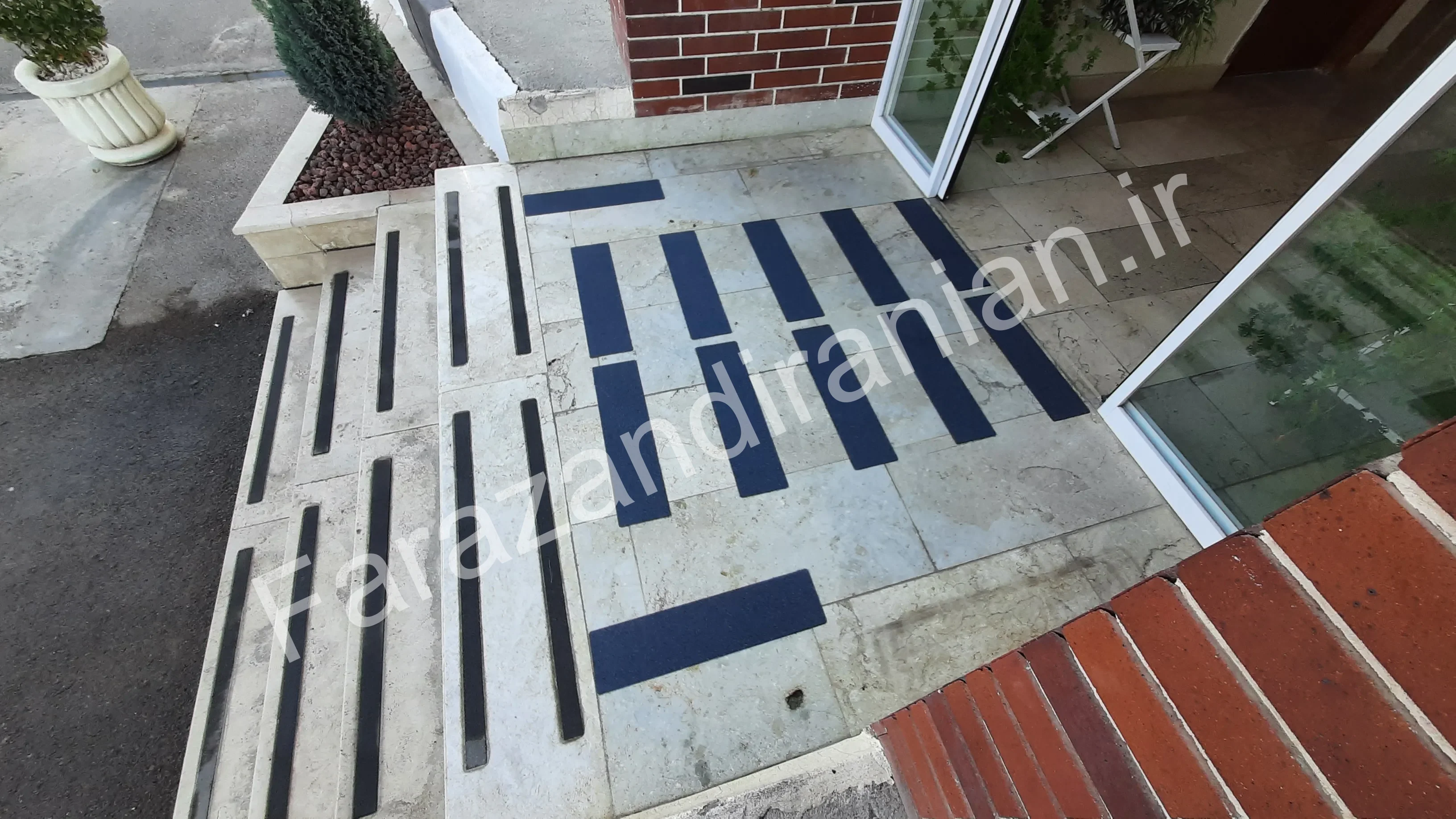 تصویر ۳۲ از اجرای نوار ضد لغزش در کارخانه مولتی کافه