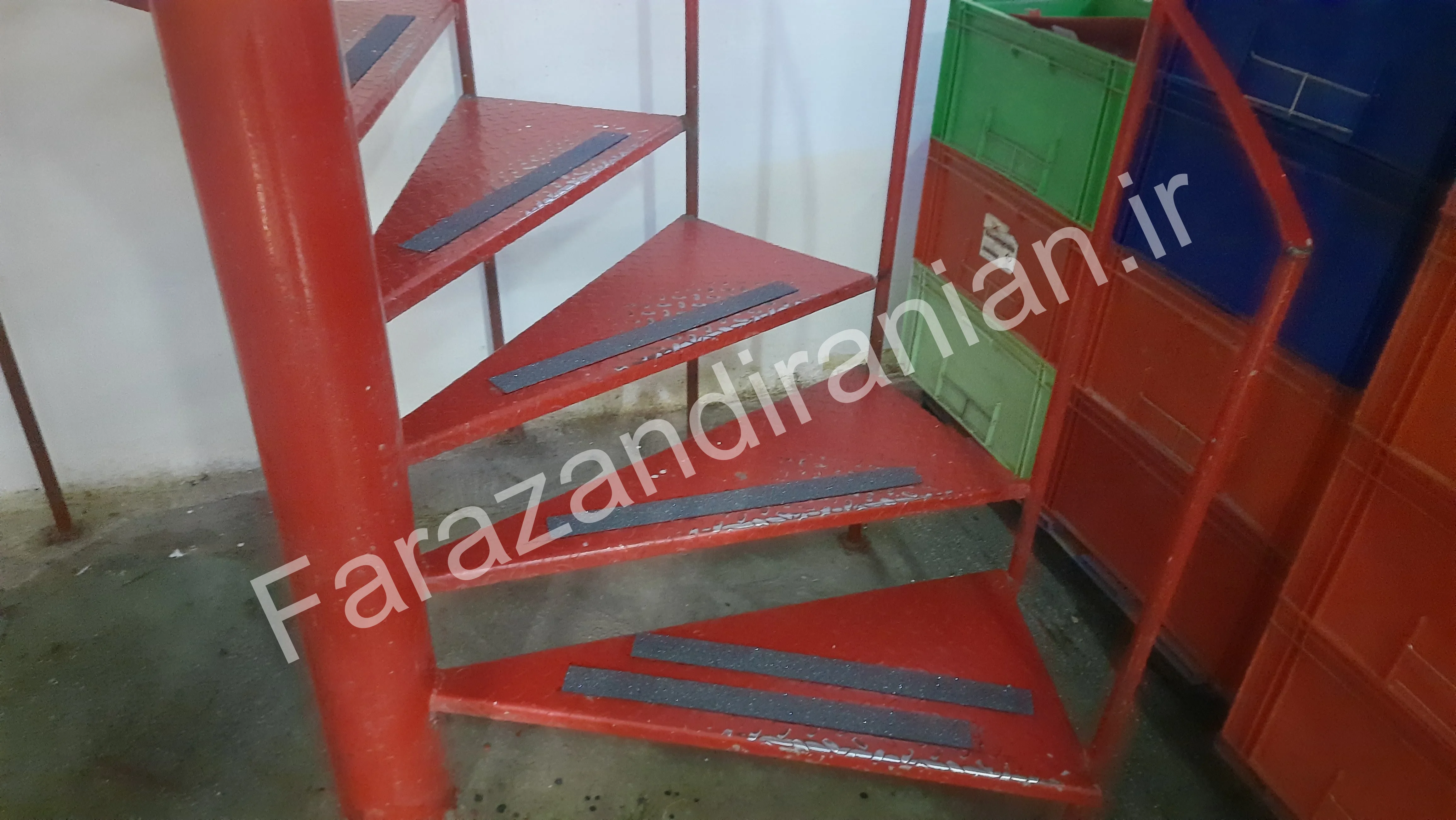 تصویر ۳۴ از اجرای نوار ضد لغزش در کارخانه مولتی کافه